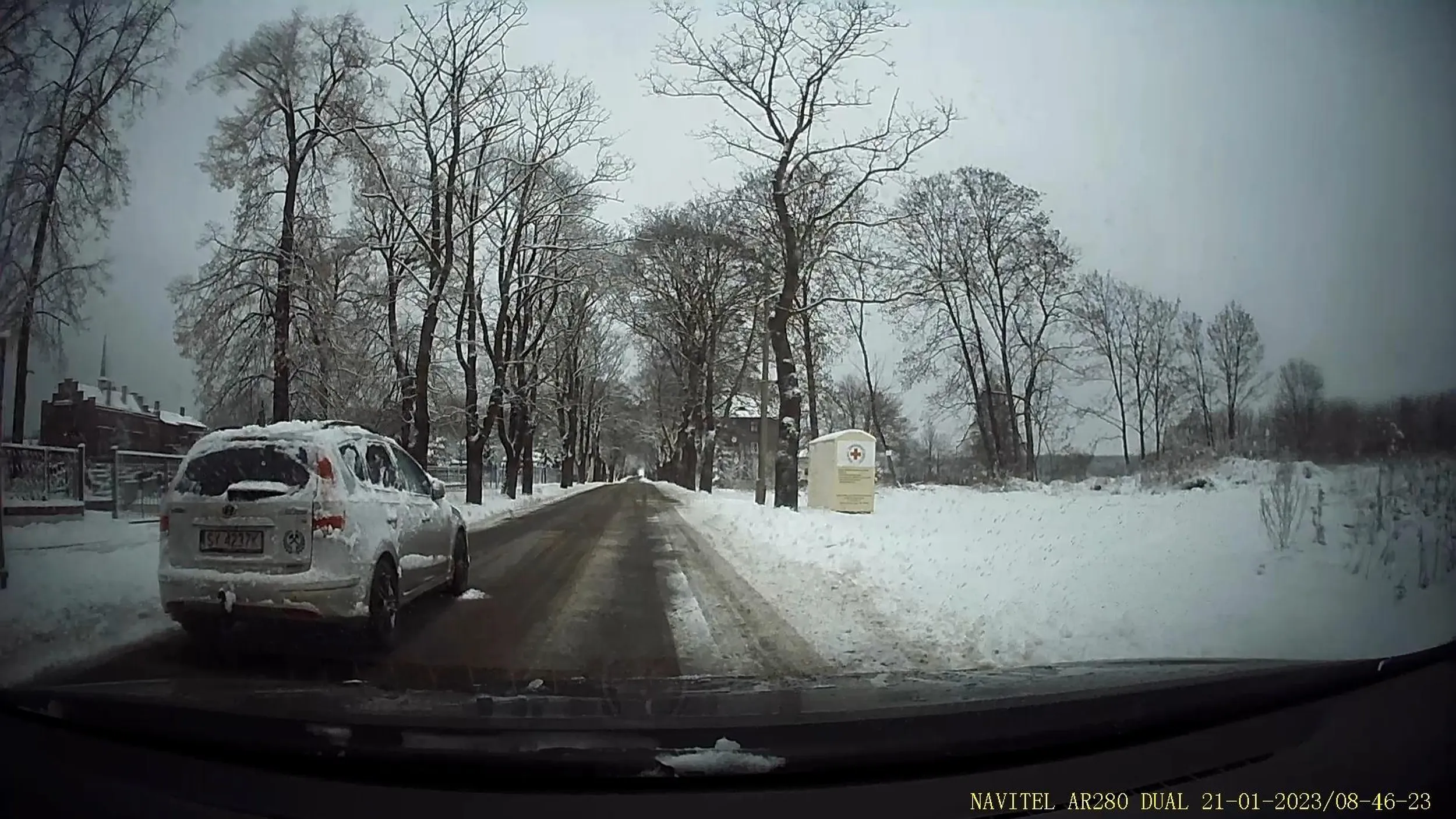 Jakim trzeba być kretyn aby zostawić samochód na drodze jak z prawej strony jest cały parking wolny