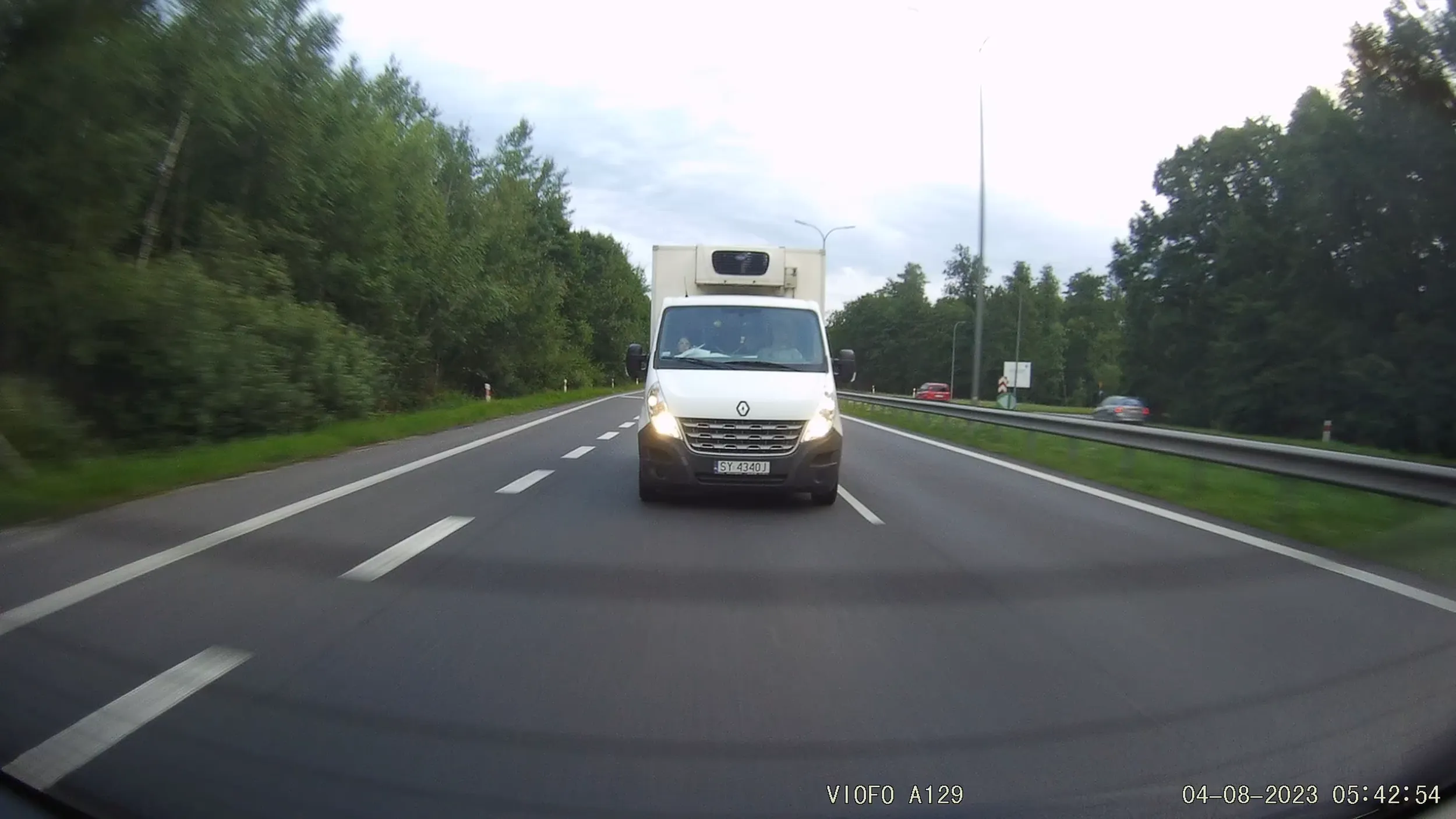 Jak widzisz, że samochód się chce włączyć do ruchu z pasa rozbiegowego, to się zjeżdża na lewy pas kiedy miałeś pusty, Odbytomski prymitywie.