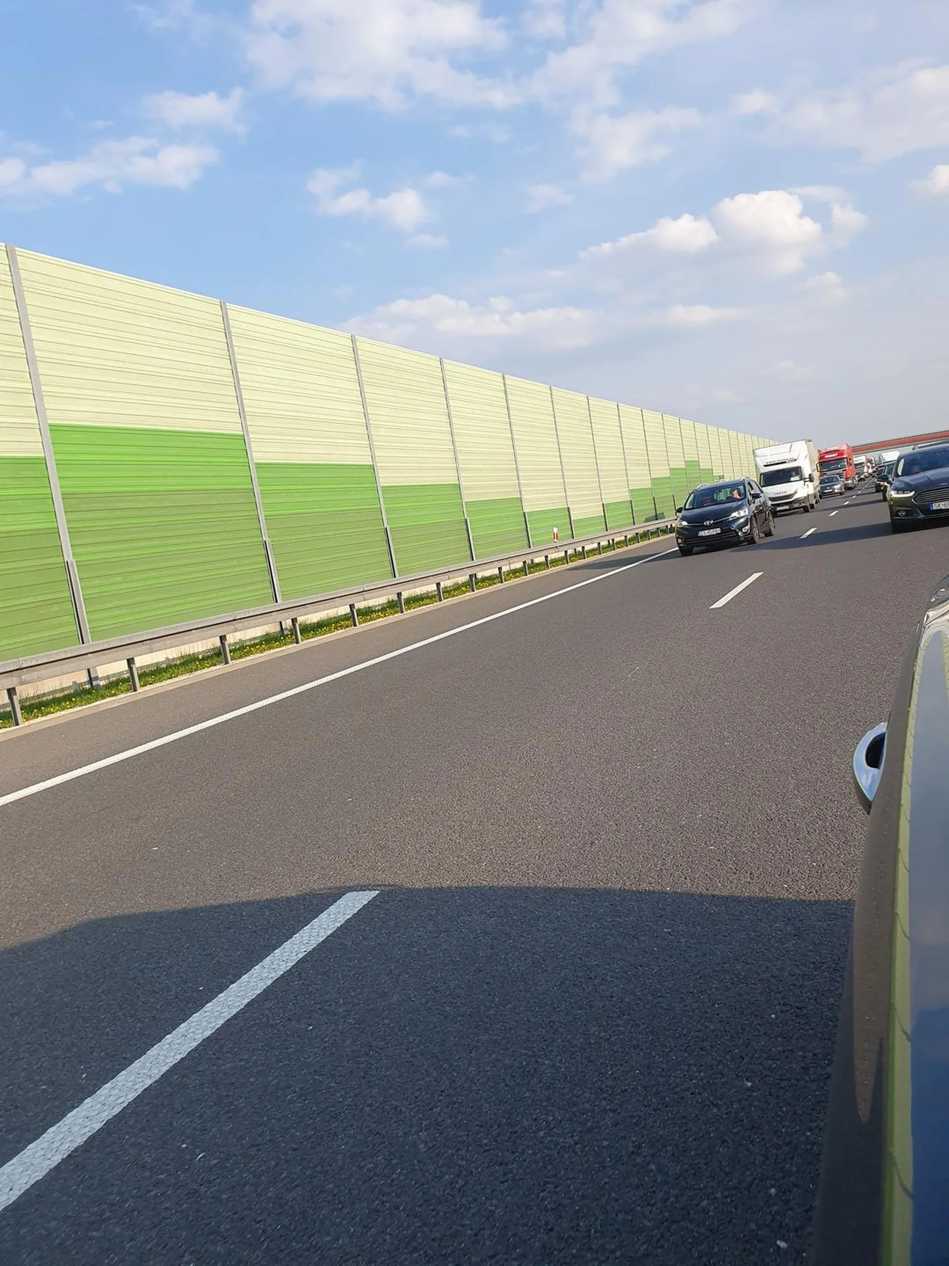 Śmieć śmieci na autostradzie kiepami