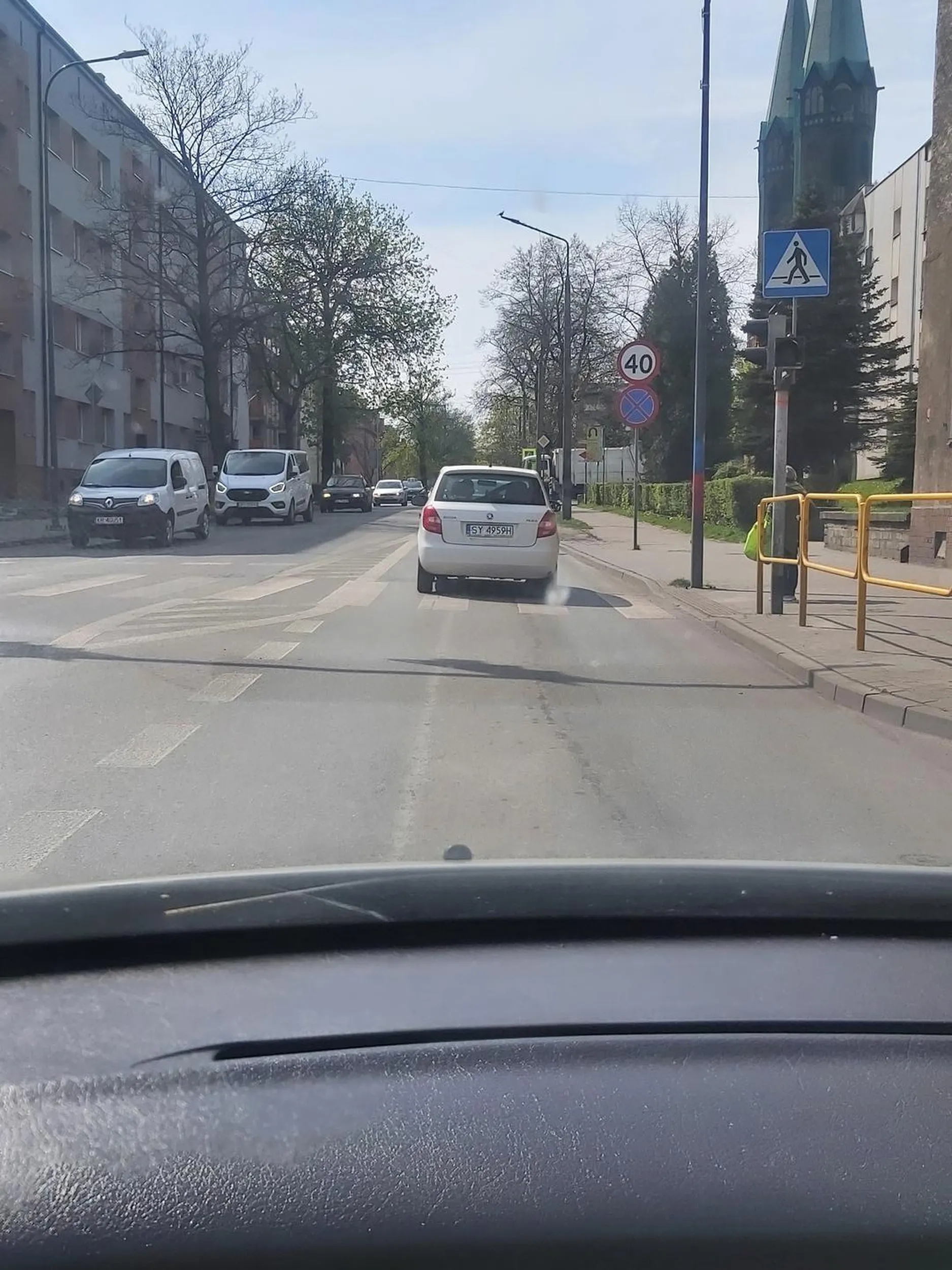 Wymusza pierwszeństwo z pasa skrętu w lewo więjechał  bez kierunkowskazu na środek skrzyżowania się wciska prawie w niego wjechalem