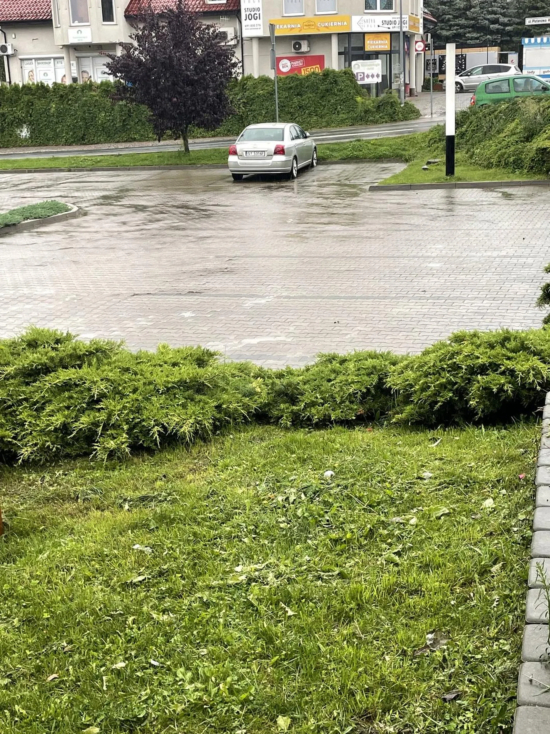 Stoi już ponad rok na parkingu koło sklepu i zajmuje miejsce jak jest dużo klientów w sklepie to nie ma gdzie zaparkować bo ten samochód tu stoi