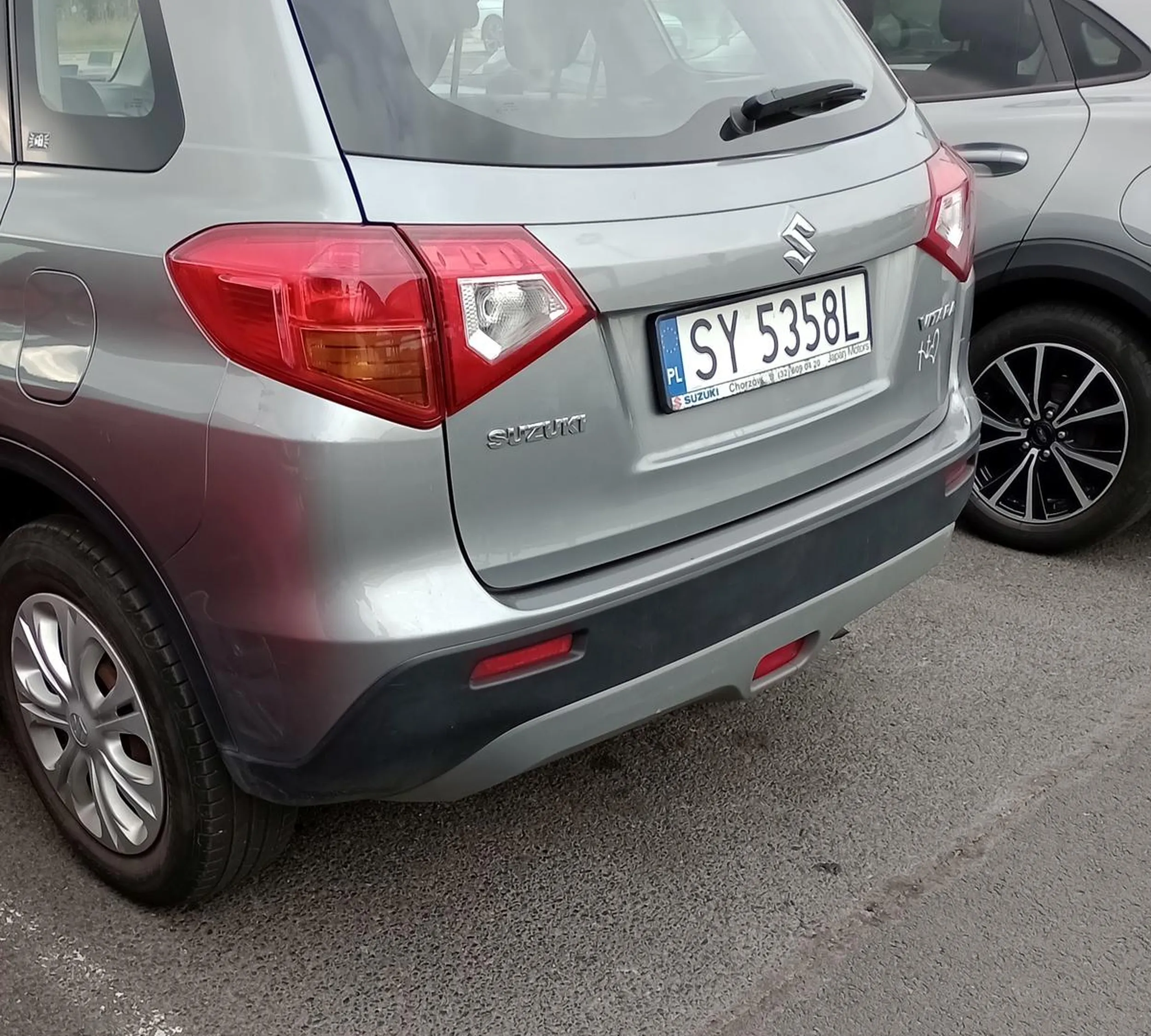 Nie potrafi parkować i obija swoimi drzwiami samochody prawidłowo zaparkowane