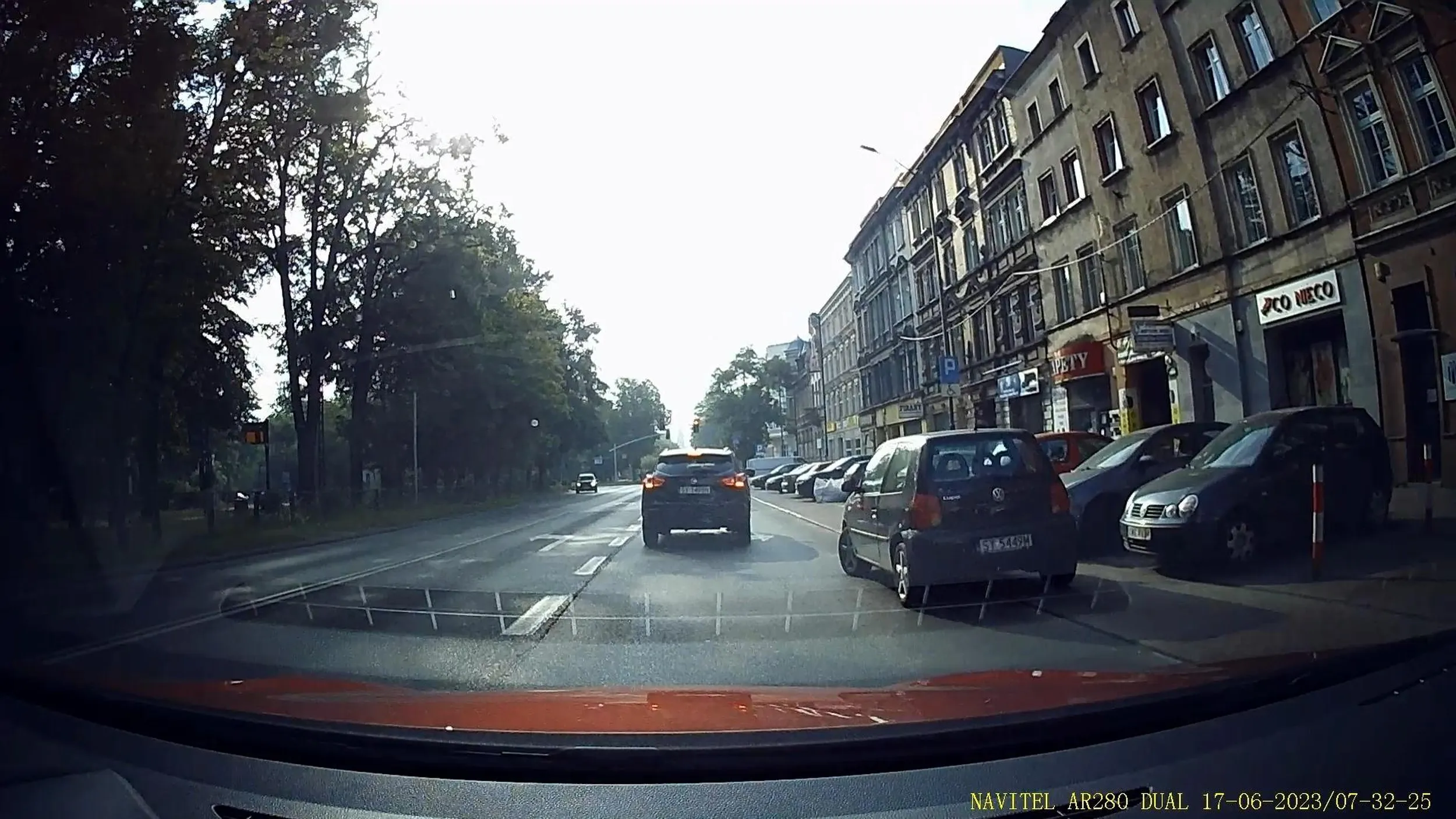 Z prawem strony parking co prawda płatny w parkometrze, a pajac staje na drodze