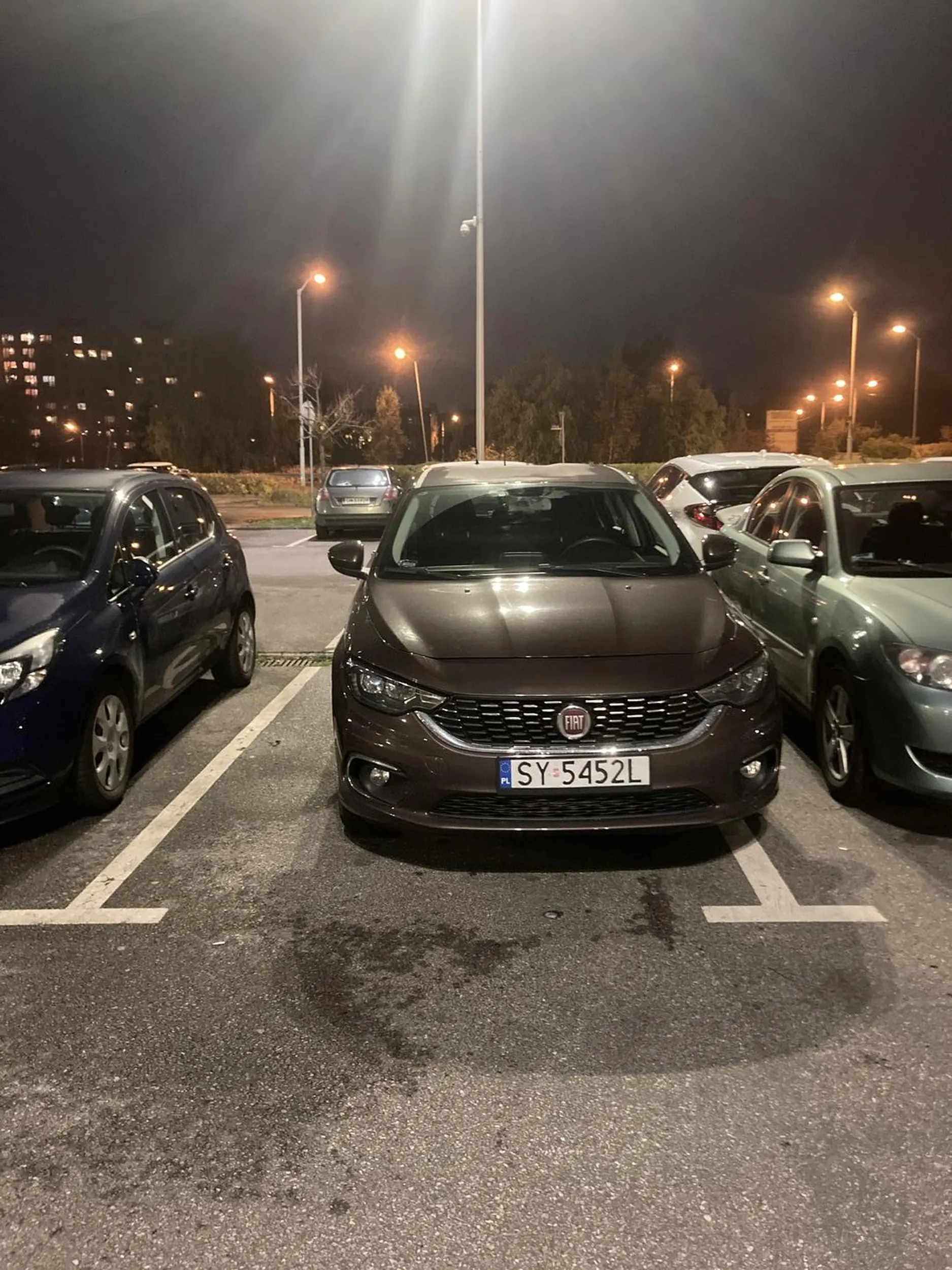 Zaparkowałeś/aś tak że nikt z sąsiedniego miejsca nie jest w stanie wysiąść z auta Pozdro parówczaku drogowy