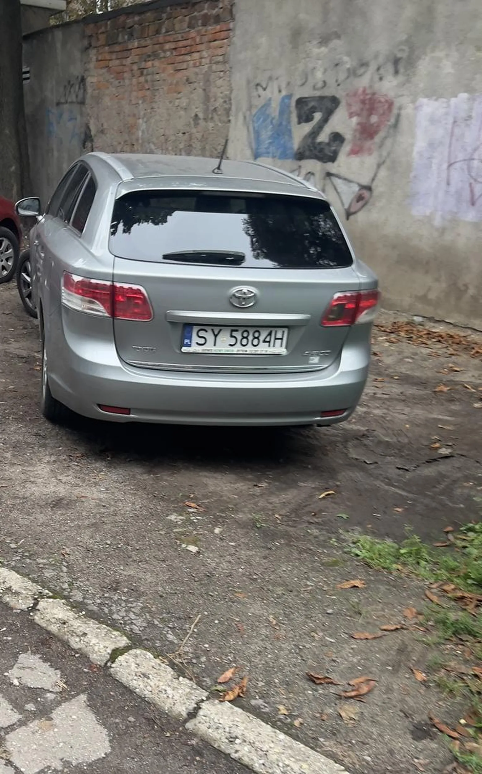 Parkować to go nikt nie nauczył. Krzywo i zajmuje dwa miejsca.