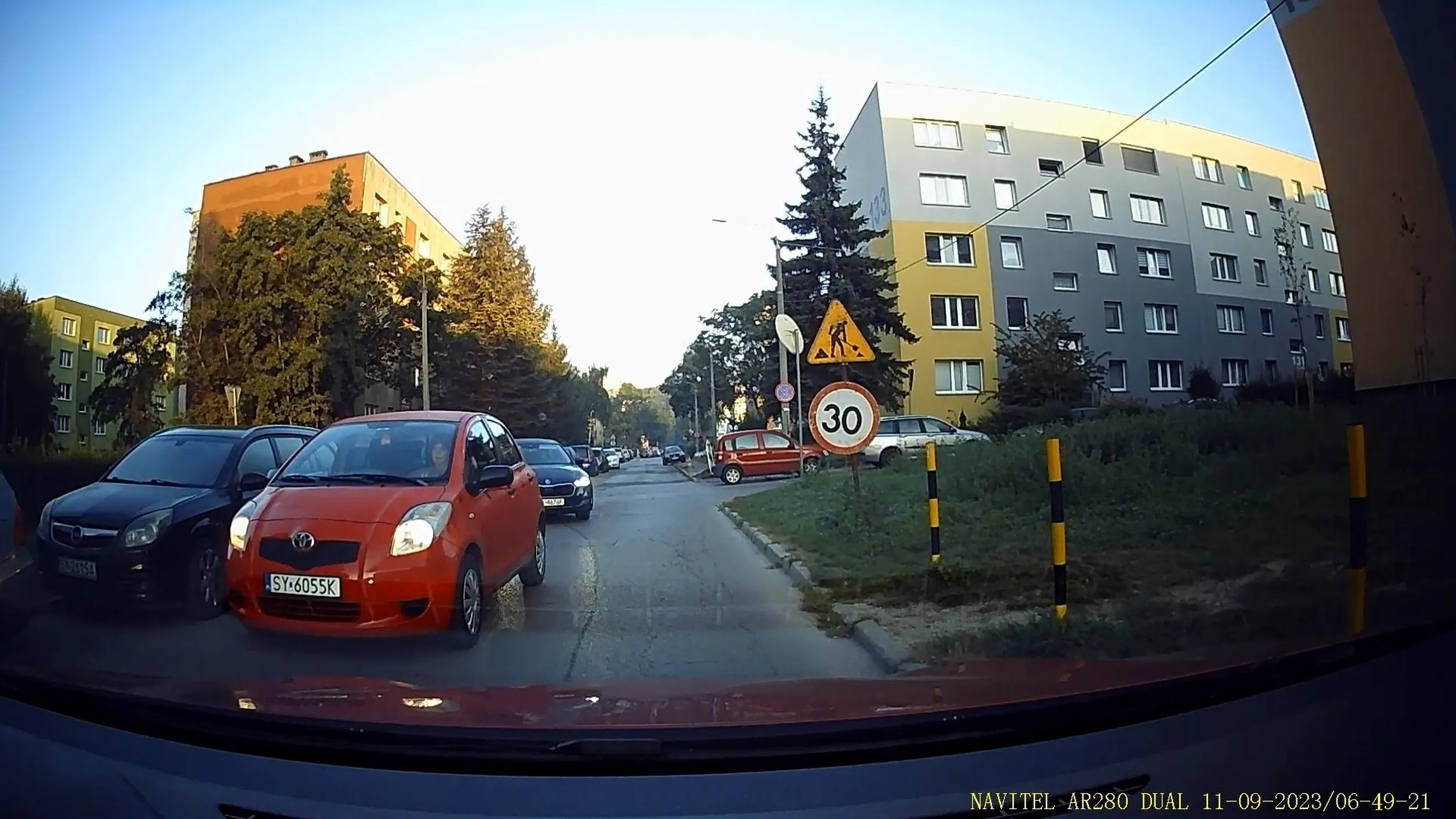 Zarysowała lusterko w moim samochodzie i jeszcze się głupio śmiała po czym uciekła z miejsca wypadku