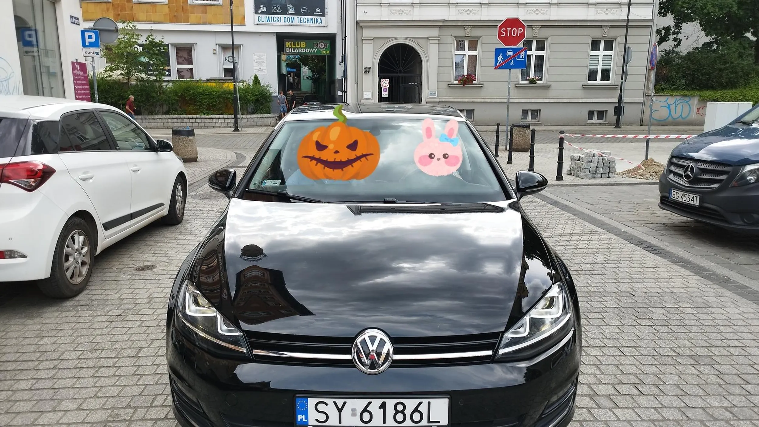 Gliwice, 23.7.2023. Gwiazdeczka wjeżdża z ul. Górnych Wałów pod prąd w Krupniczą, mimo zakazu skrętu i zakazu wjazdu... Cóż, może się zdarzyć... Ale po grzecznie zwróconej uwadze powinna wycofać, a nie pchać się dalej. A ty, c_welu siedzący obok, rozumiem, że to co mi życzyłeś, to już zaznałeś :)