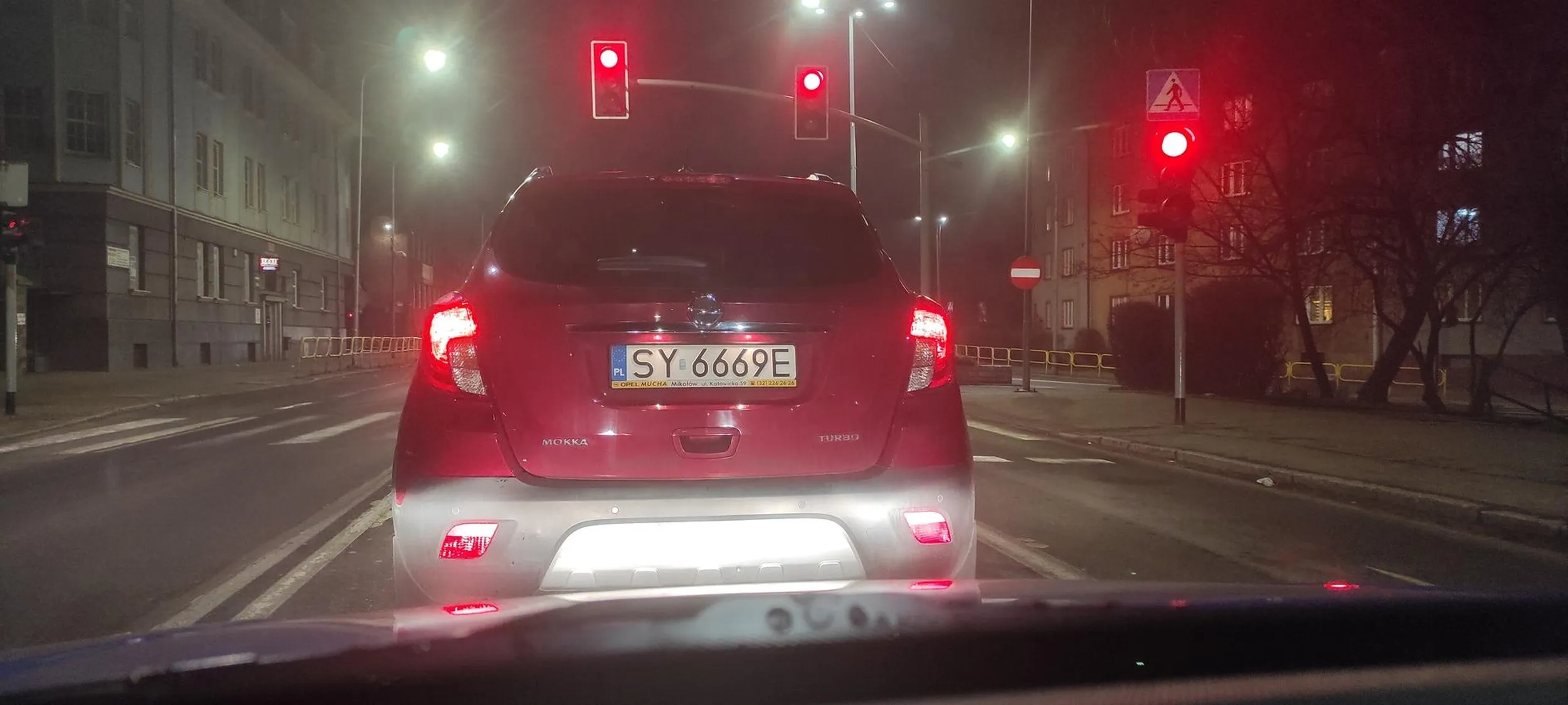 Ty mendo stara, jak cię gościu na mieście spotkam, to ci klamkę oszczam, za te twoje zagrywki na drodze. Jak przyspieszasz, bo ci ego nie pozwala być tym z tyłu, to jedź i nie zwalniaj gdy wjeżdżam za ciebie. A za nagłe zwalnianie, jak wyprzedzam tego za tobą i wjeżdżam pomiędzy ciebie, a tego z tyłu, to oszczam ci pysk