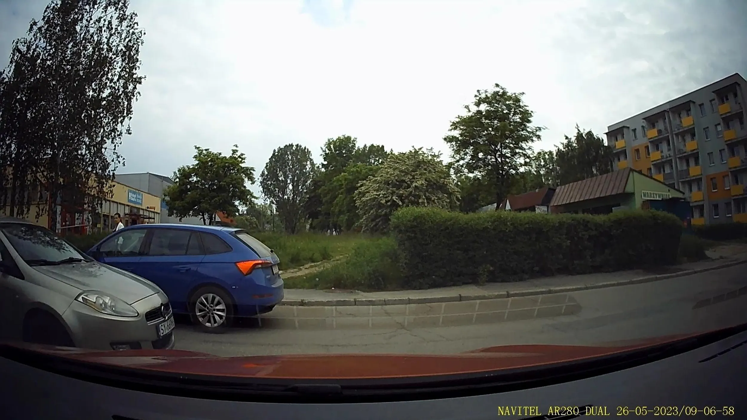 Wymuszenie pierwszeństwa na skrzyżowaniu i pomimo, że trąbiłem kierowca miał to w dupie i dalej jechał współczuje tylko pasażerce bo przy tym pseudo kierowcy niestety ona będzie poszkodowana jak trafi ten kretyn na kogoś innego, który jak on nie będzie hamował