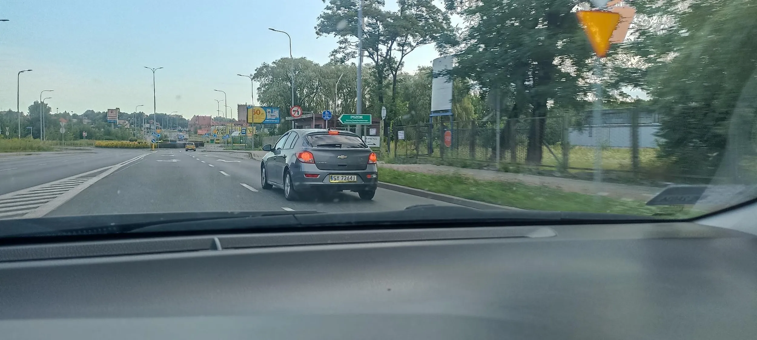 Ciul nie potrafi się poruszać po drogach publicznych z prawoskrętu wymuszając zajeżdża drogę zmieniając pas w ostatniej chwili jadąc na wprost po czym jedzie chwilę prawym po chwili lewym pasem i tak na zmianę Jakieś buroki patrząc na ich samych jak i na jazdę