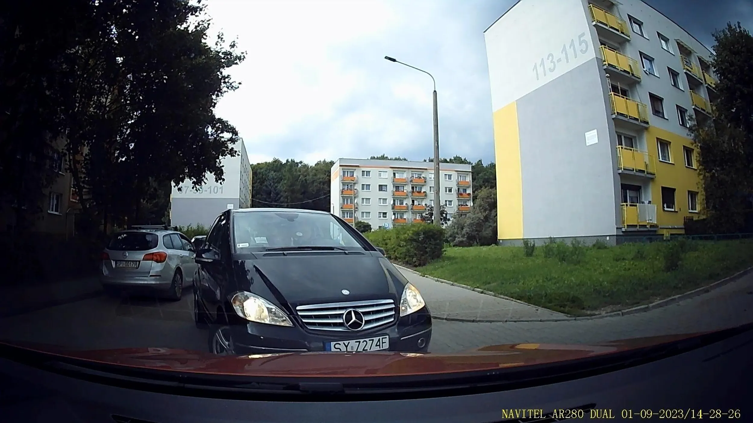 I dlatego starzy ludzie powinni chodzić na badania najlepiej do psychiatry. Zwężona droga przez takim pacanów jak ten co stają na jednym pasie drogi i jazda na czołówkę