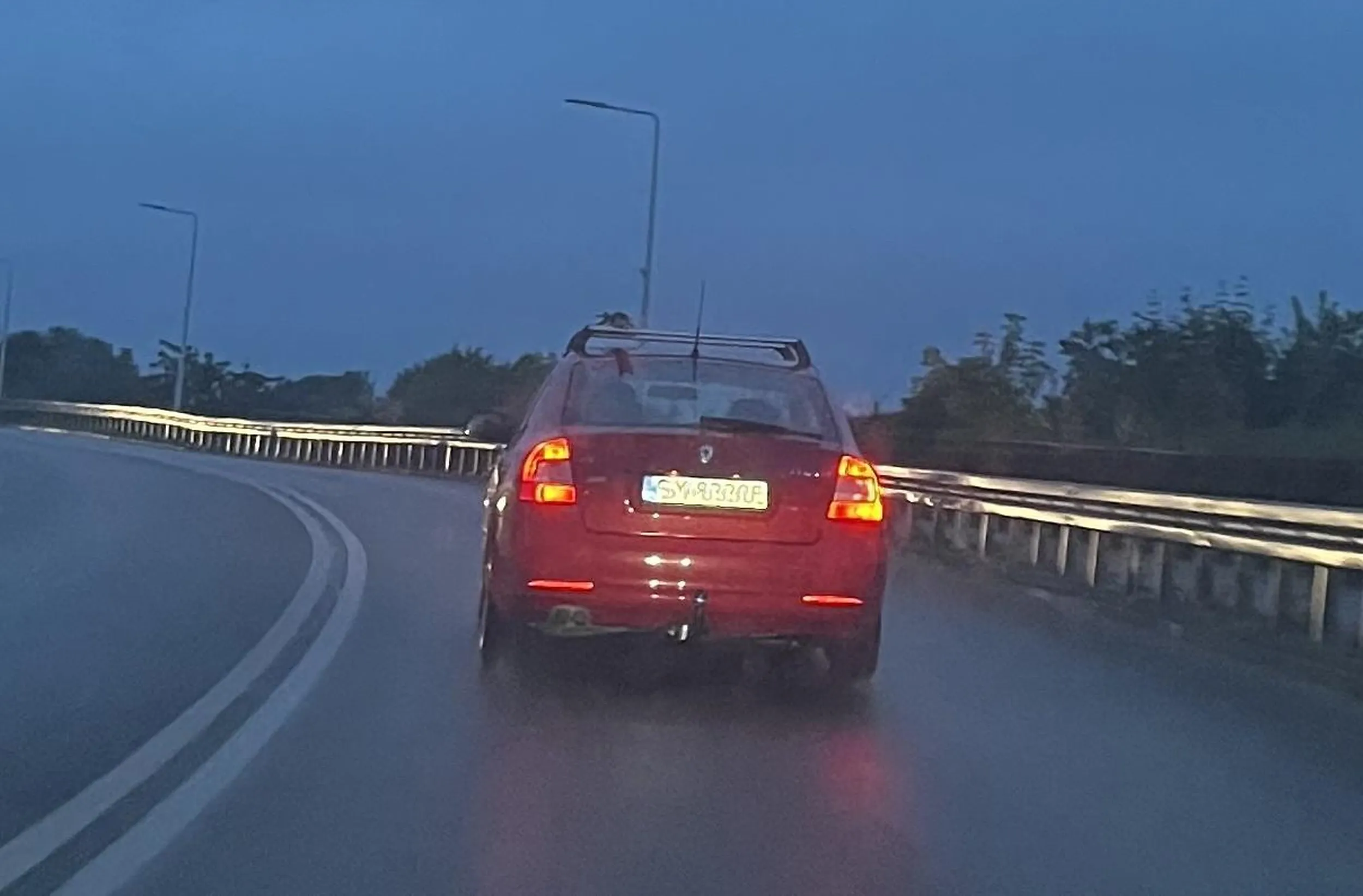 Wlecze się jak ślimak i tamuje ruch do tego stopnia, ze stwarza zagrożenie na drodze