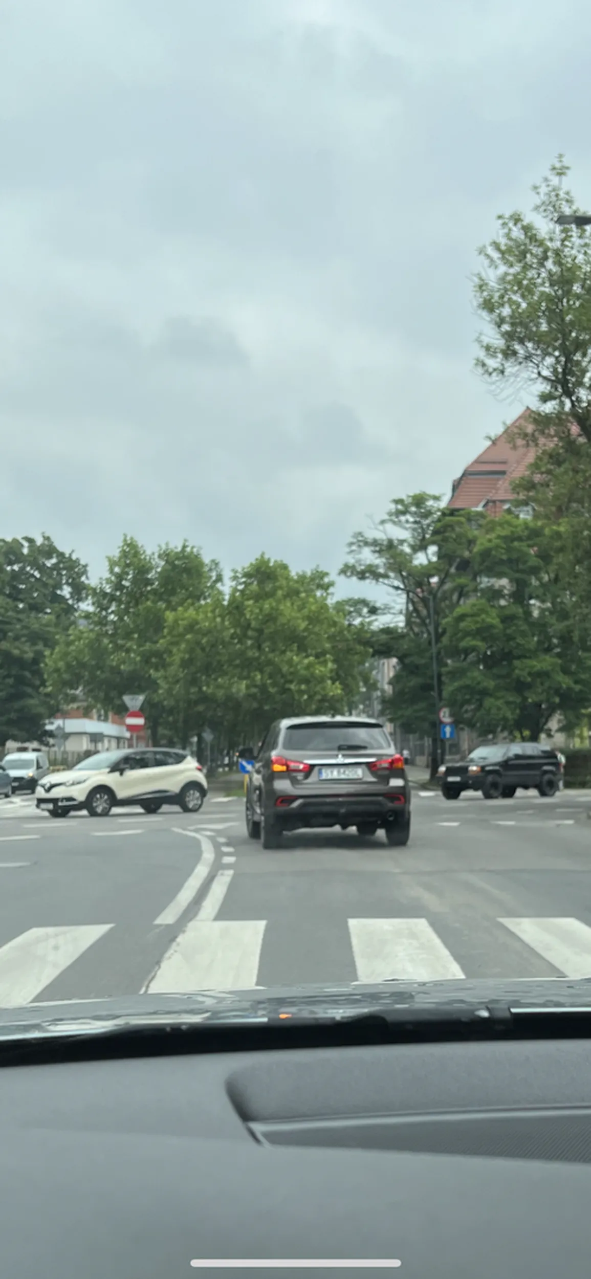 20km/h i grzebie w tablecie. Nie istnieje dla niego czerwone światło, burak