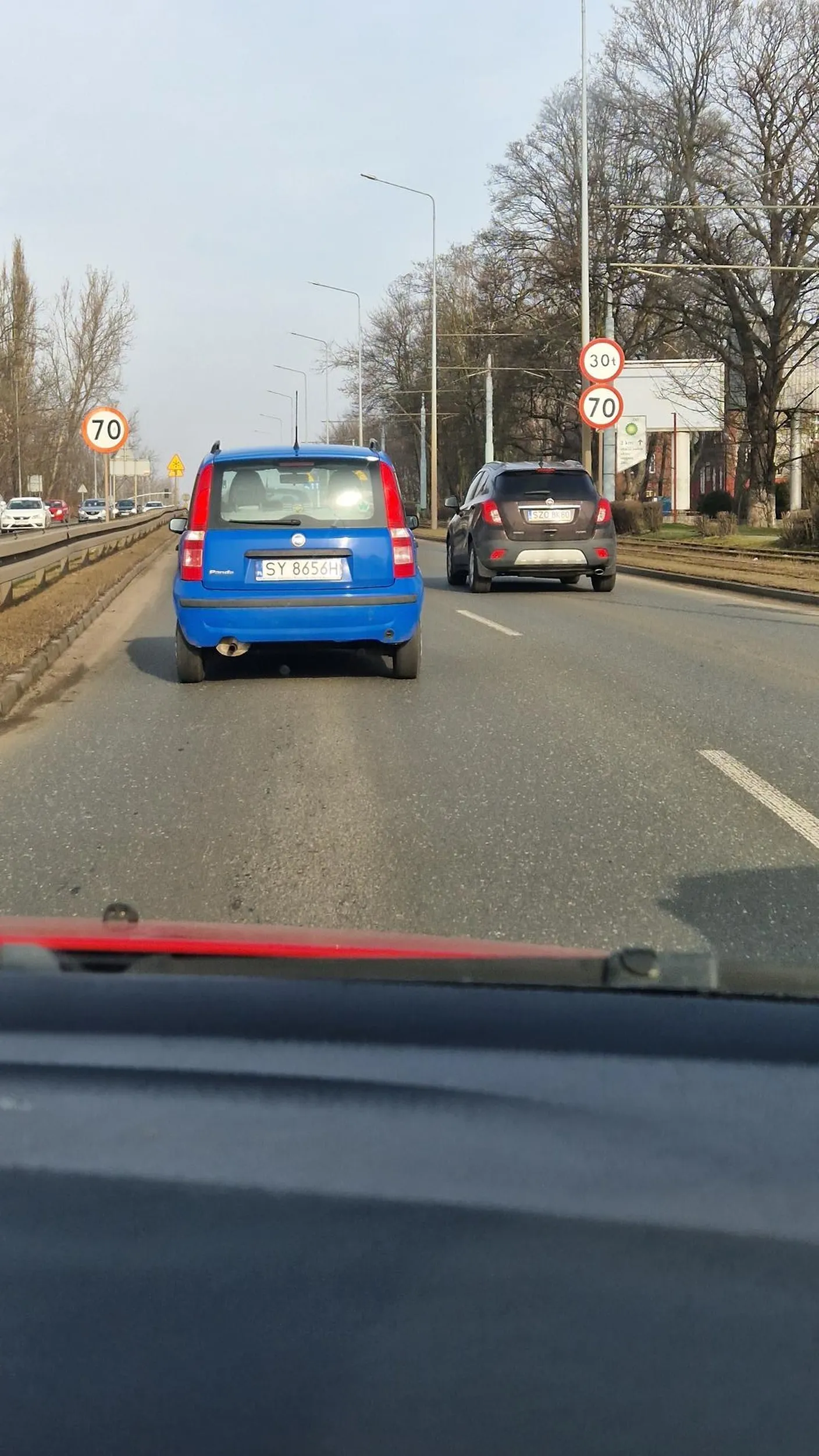 Jak nie umiesz jechać dopuszczalną prędkością na danej drodze to przynajmniej włączaj migacz przed zmianą pasa a nie wpier.dalaj się na siłę bo zrobiłeś to wielokrotnie różnym kierowcom