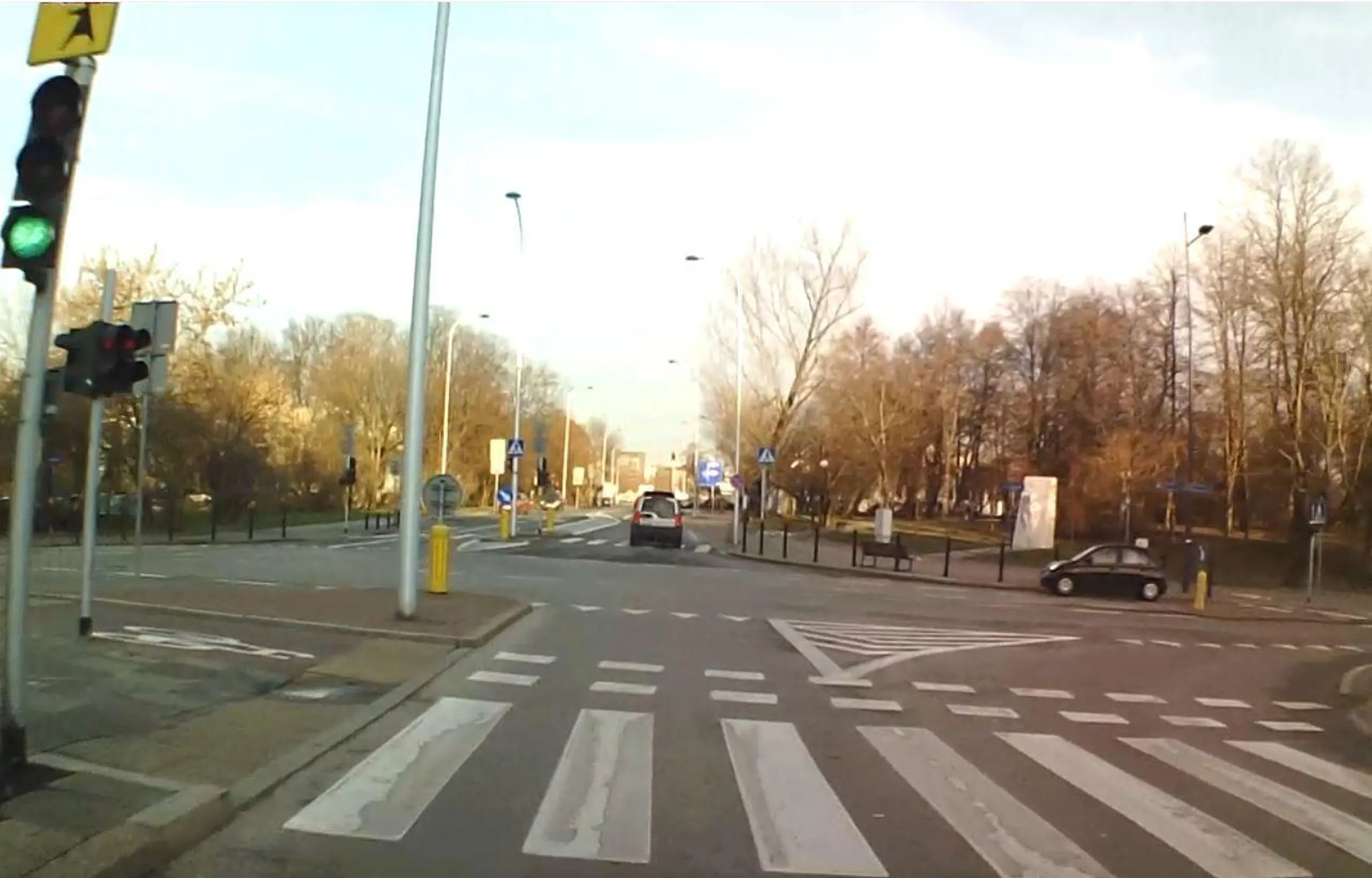 Typ nie ogarnia sygnalizacji świetlnej, wjeżdża na skrzyżowanie na czerwonym wymuszając pierwszeństwo i dodatkowo hamując. Jeździ bez włączonych świateł, ludzie mu migają,ale on nie reaguje. Po grzecznym zwróceniu uwagi śmieje się i wmawia, że miał zielone. Wygrał prawko w chipsach albo jazda po Warszawie go przerasta.