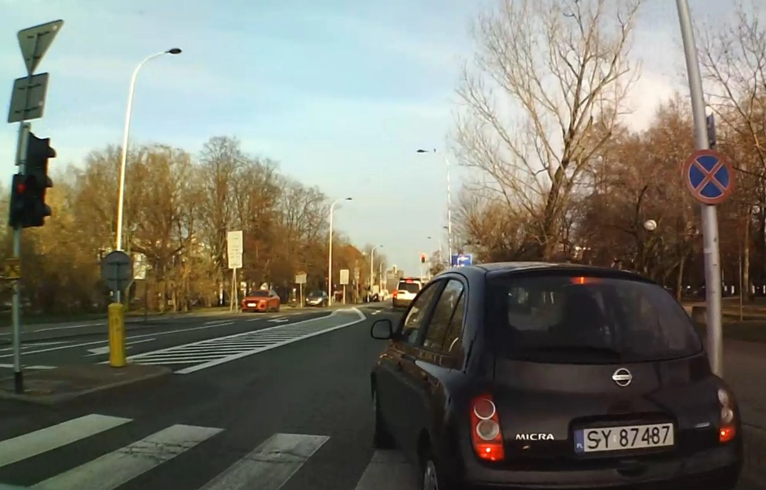 Typ nie ogarnia sygnalizacji świetlnej, wjeżdża na skrzyżowanie na czerwonym wymuszając pierwszeństwo i dodatkowo hamując. Jeździ bez włączonych świateł, ludzie mu migają,ale on nie reaguje. Po grzecznym zwróceniu uwagi śmieje się i wmawia, że miał zielone. Wygrał prawko w chipsach albo jazda po Warszawie go przerasta.