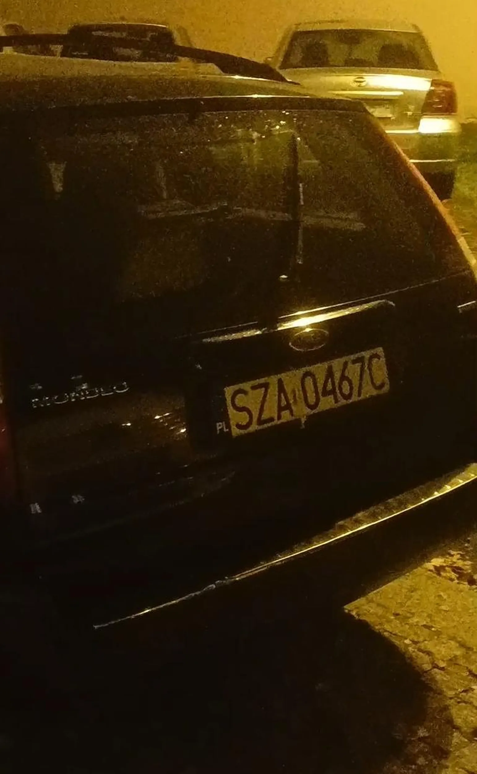 Już prawie miesiąc auto stoi obok ulicy Powstańców w Katowicach. Ma wybitą szybę i ktoś na pewno robił coś ze stacyjką