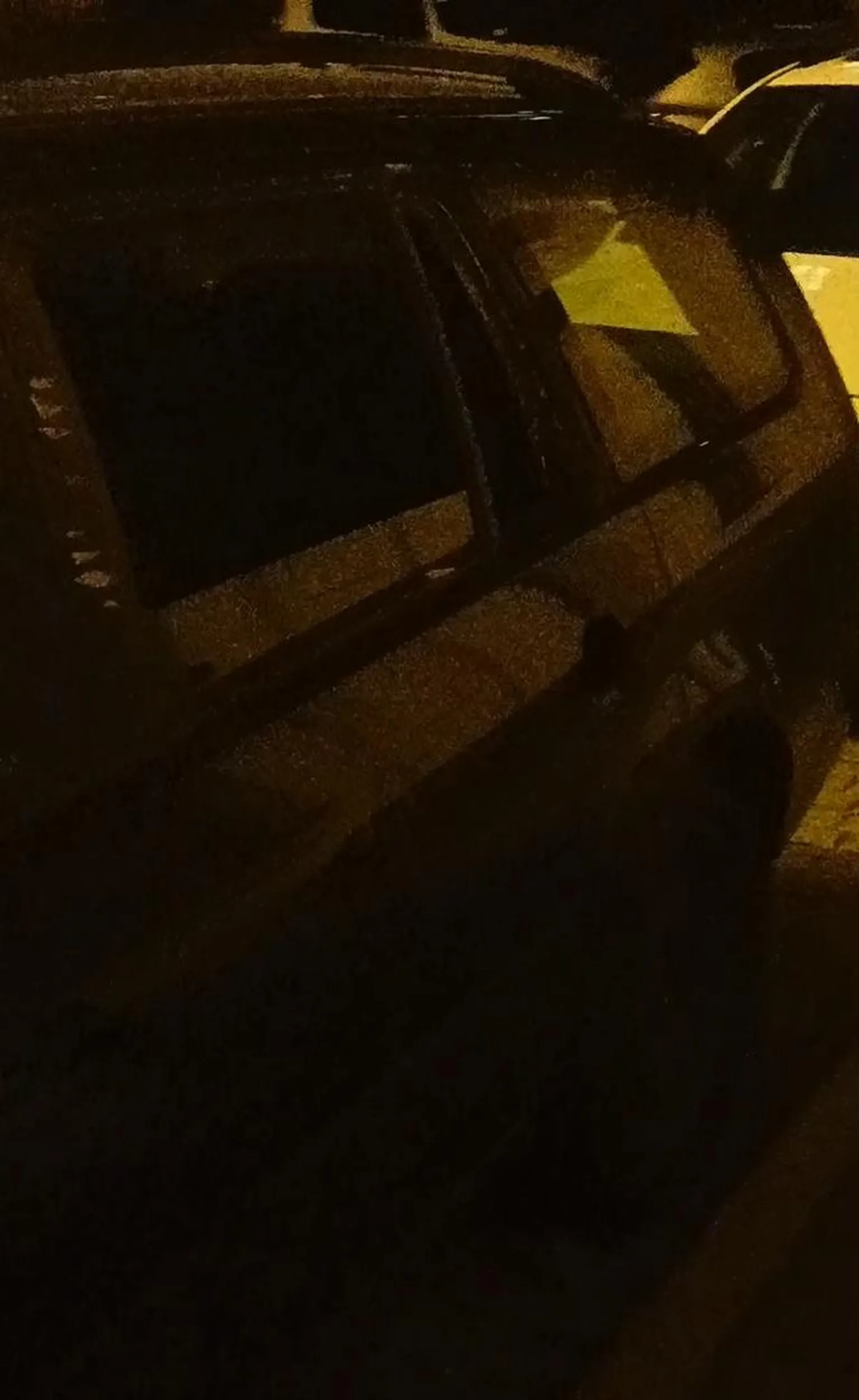 Już prawie miesiąc auto stoi obok ulicy Powstańców w Katowicach. Ma wybitą szybę i ktoś na pewno robił coś ze stacyjką