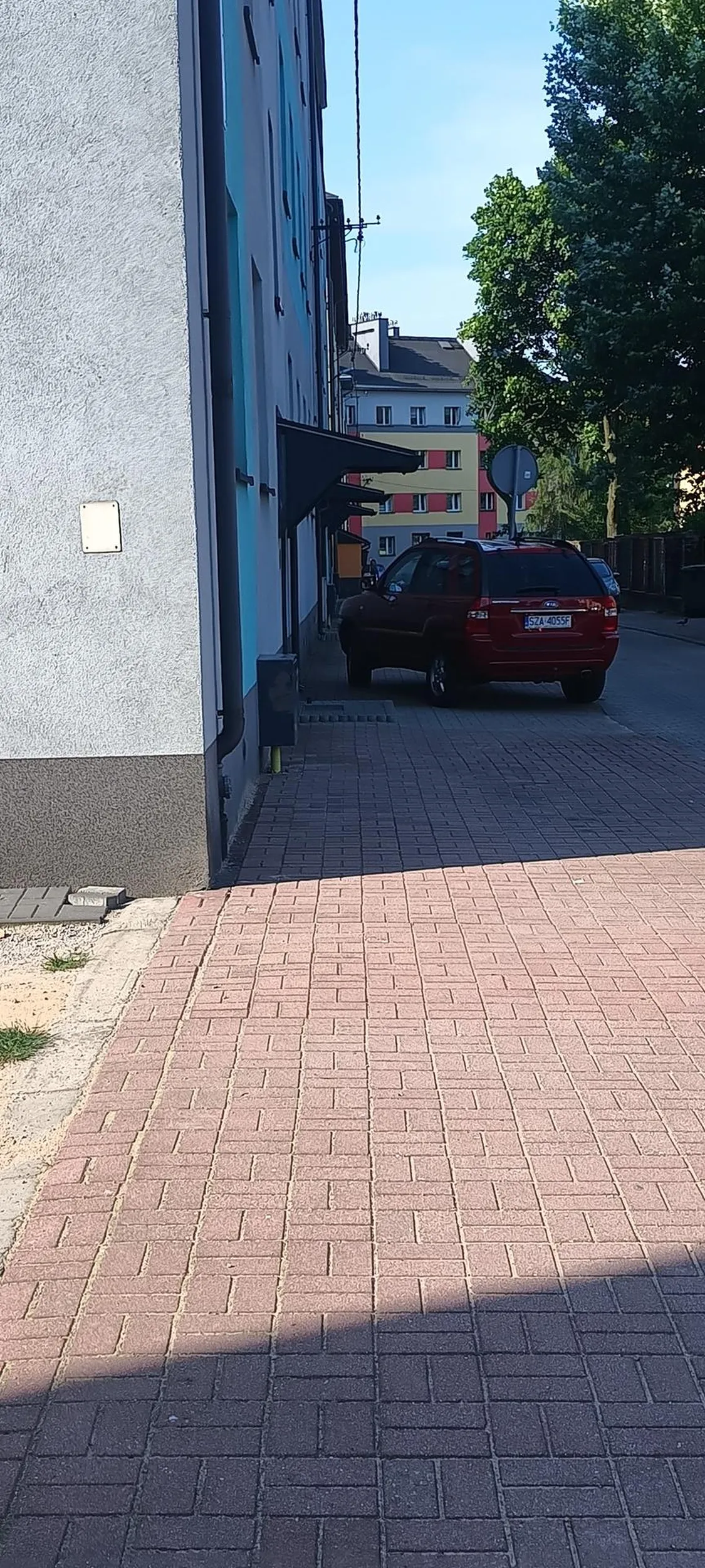 Parkowanie w poprzek chodnika, brawo koerowco