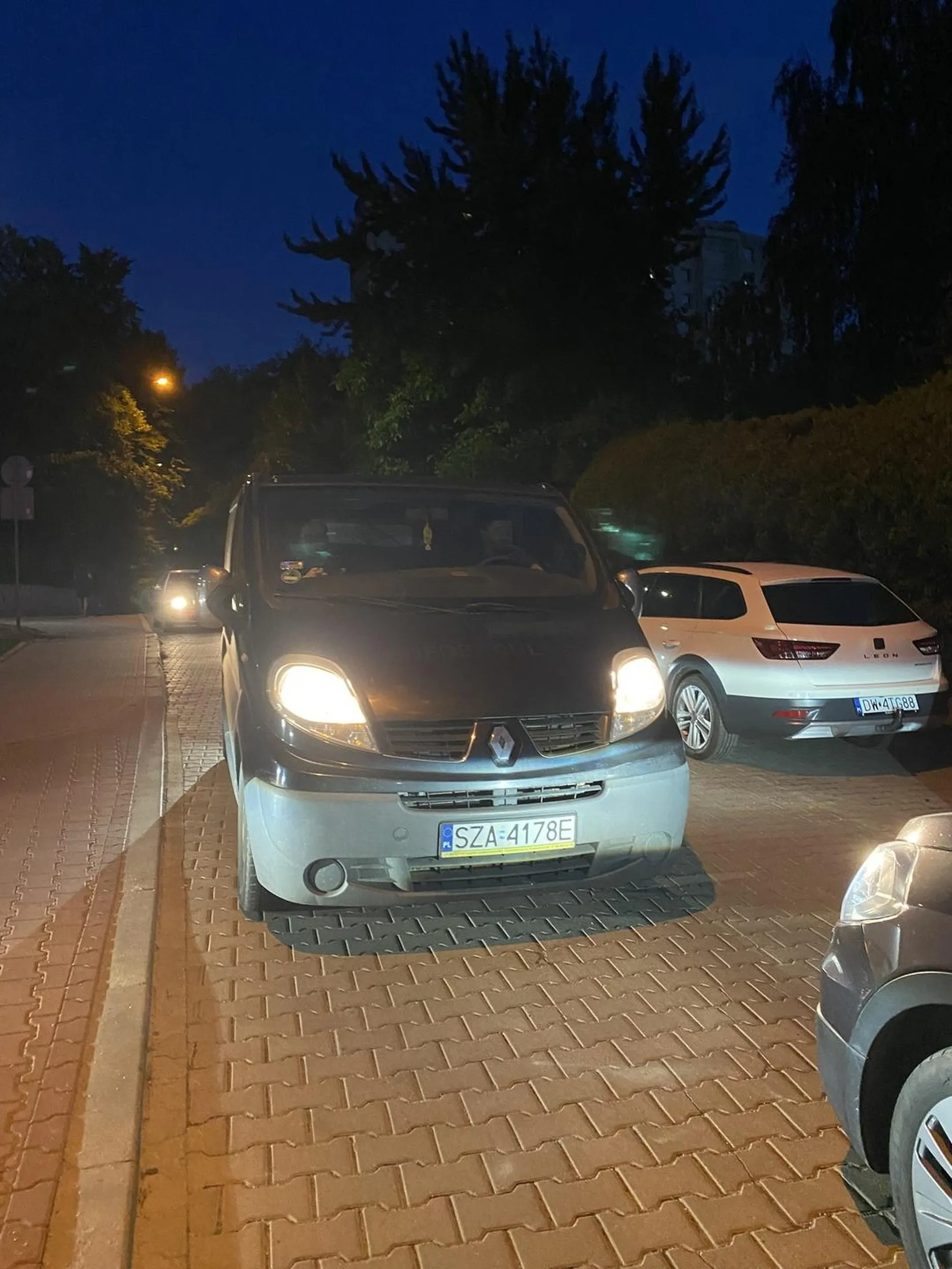 To nie jest kierowca, a kompletny dureń, który wygrał prawo jazdy na loterii. Brak kompletnego taktu na drodze i wiedzy na temat ruchu drogowego. Kierujący „Pan” a tak naprawdę ku*** nie potrafi ustąpić pierwszeństwa i zajeżdża innym kierowcom drogę, a przy tym tworzy korek na drodze dojazdowej do bloków. Gościa nie pozdrawiam i życzę zabranego prawka lub żeby karma wróciła jak najszybciej do Ciebie s***