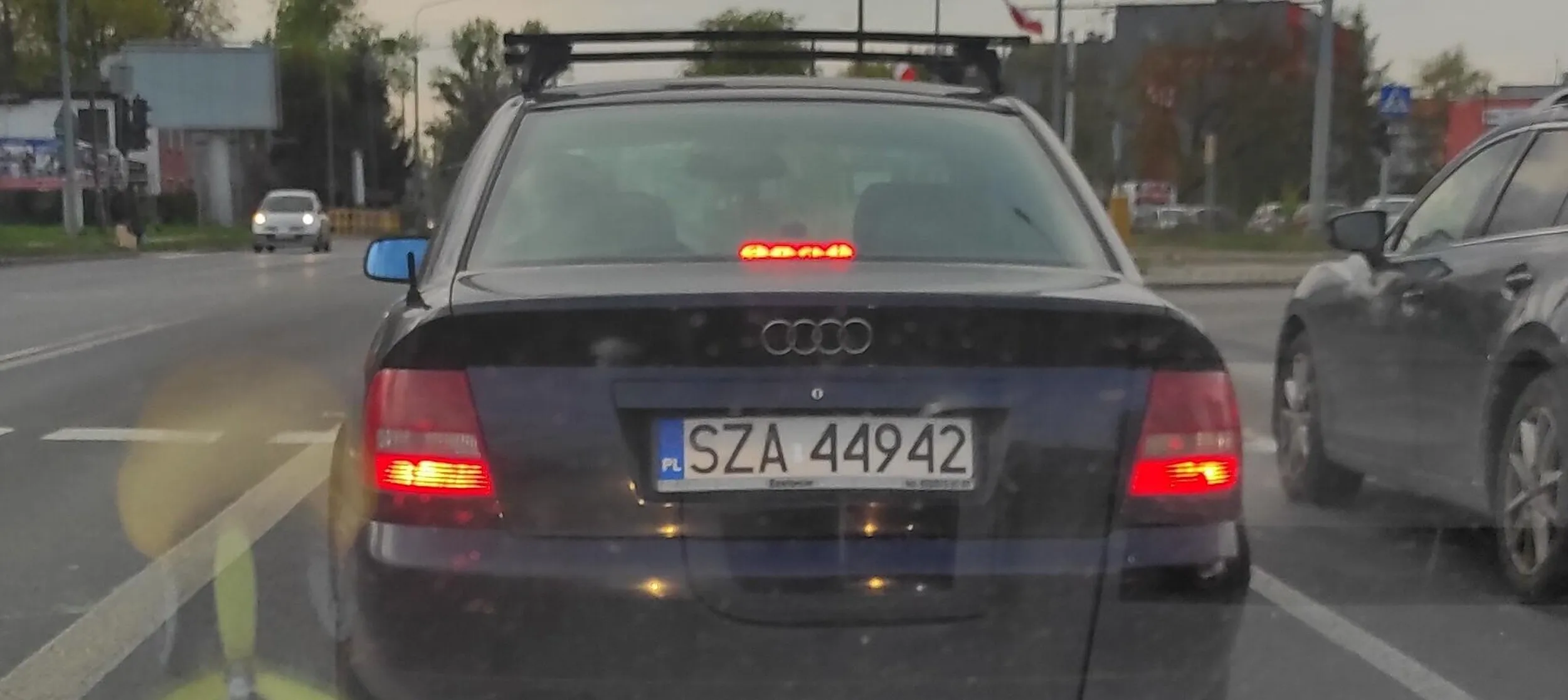 Typ sprawia wrażenie jakby przypadkiem znalazł się na miejscu kierowcy. Idea korzystania z kierunkowskazów jest mu obca, jak nowinki technologiczne dla mojego pradziadka. Trzyma się dupy poprzedzających go pojazdów, a podczas manewrów wyprzedzania, lawiruje pomiędzy samochodami, niczym pijana Andżelika pomiędzy Sebixami na melanżu.