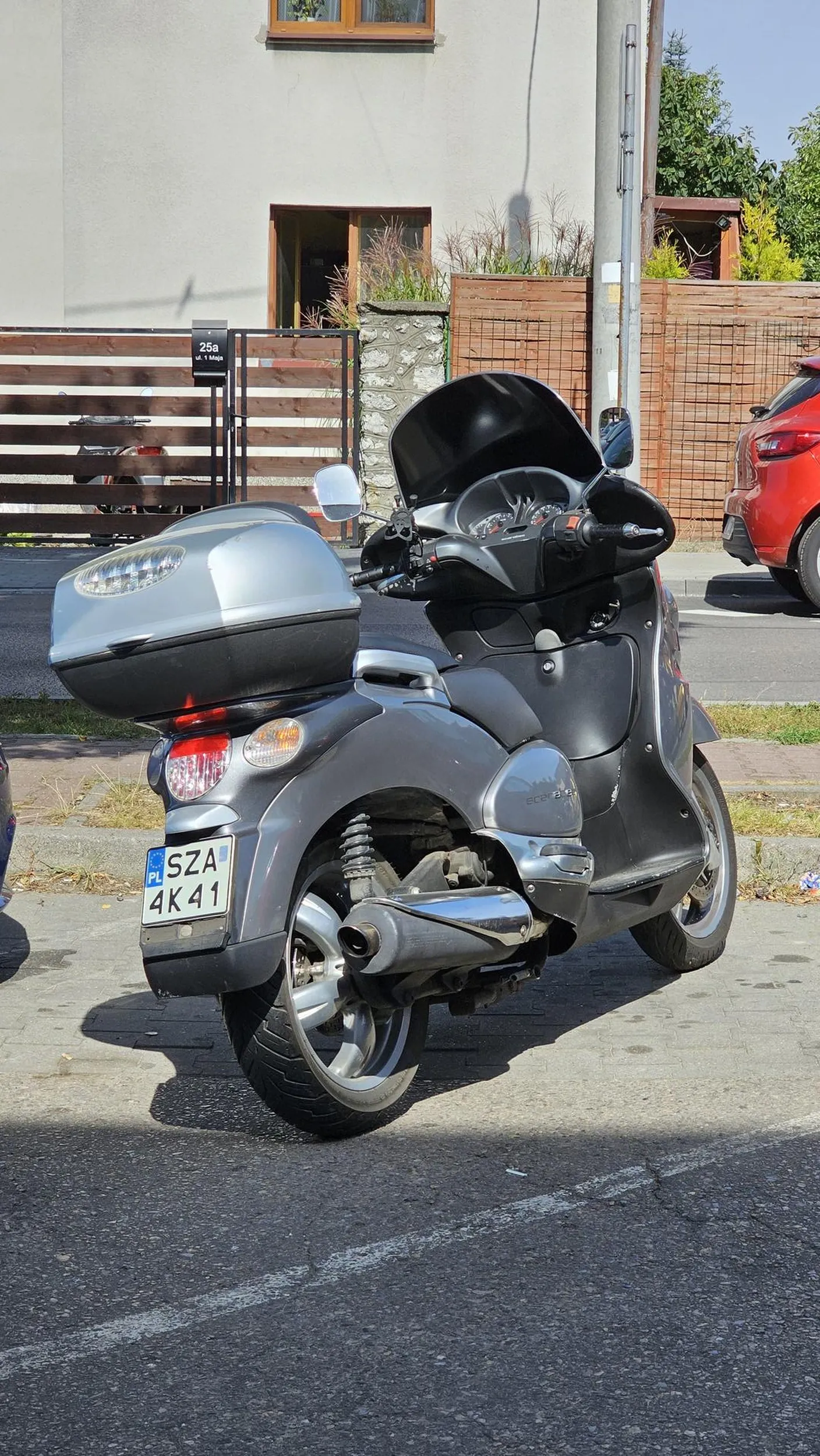 Łysawy mistrz kierownicy wyprzedza motorynką na skrzyzowaniu a potem się pulta na dźwięk klaksonu.