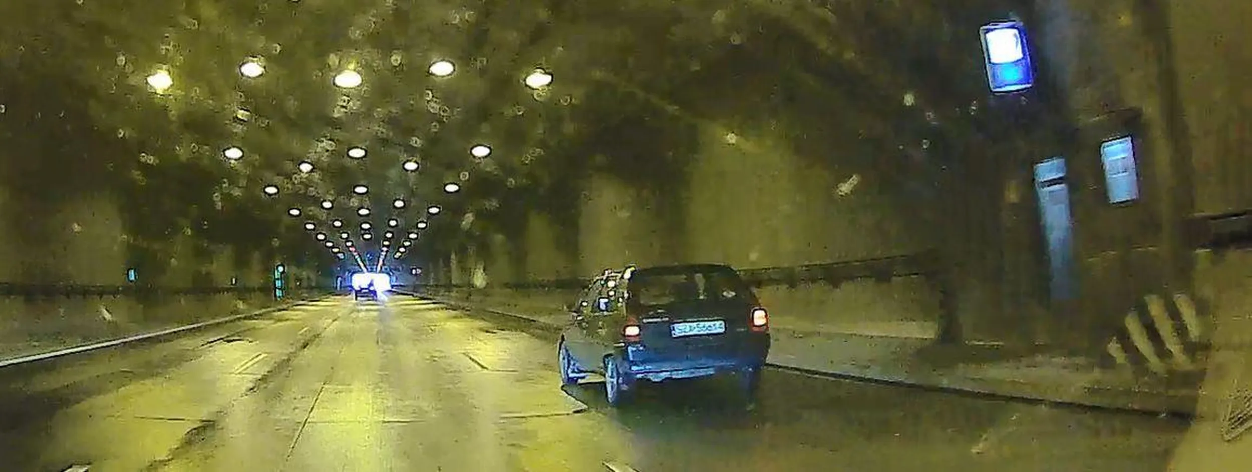 Panienka tak zajęta grzebaniem w telefonie, że nawet nie wie, że jedzie na ciągle włączonym prawym kierunkowskazie. No przez to, że nie ma czasu na takie pierdoły jak prowadzenie auta, to na 70 jedzie jakieś 40 km/h. Brawo. Wcale nie stwarza zagrożenia, nic a nic.