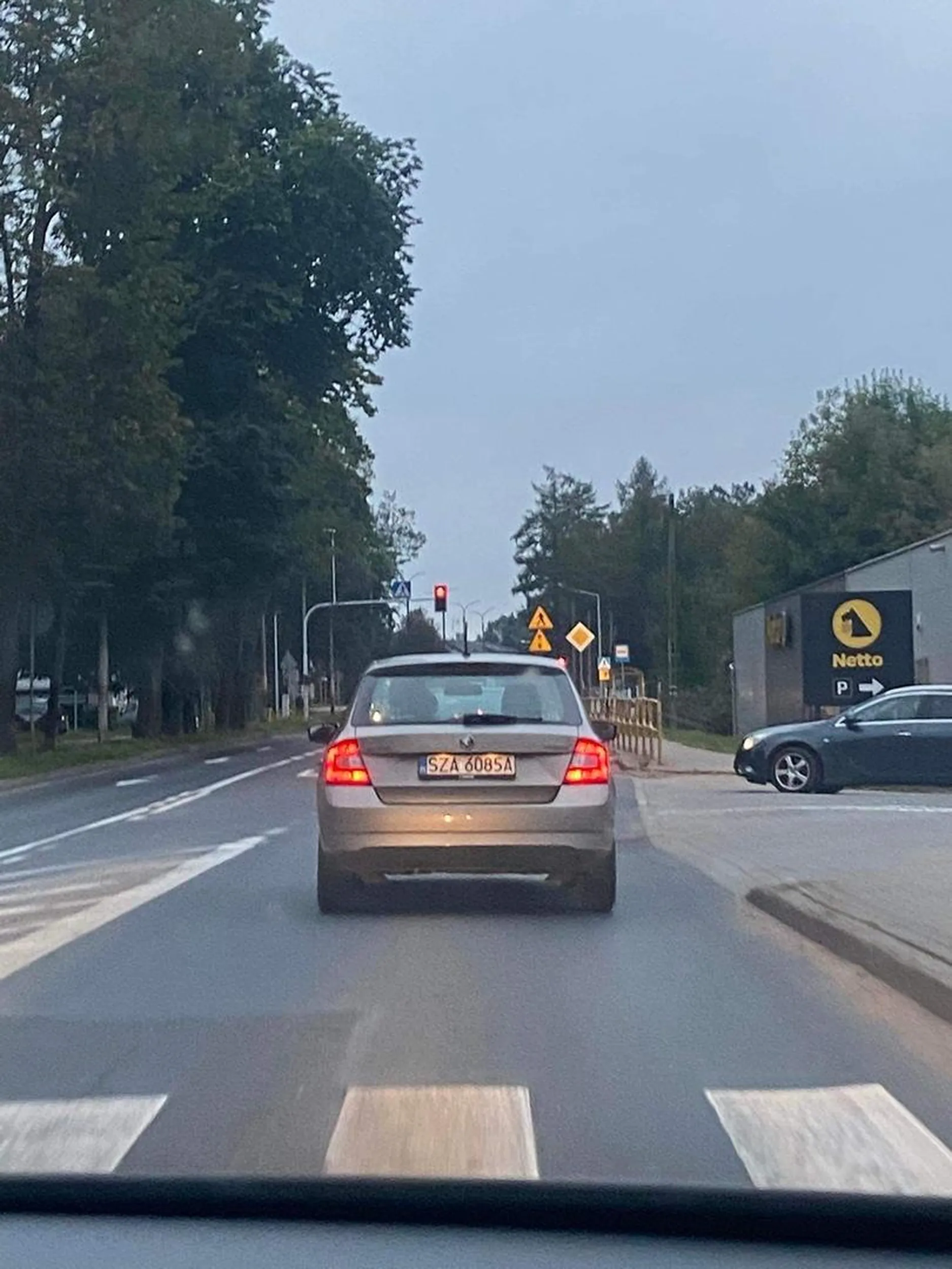 bezmózgie babsko wpierdala sie na droge