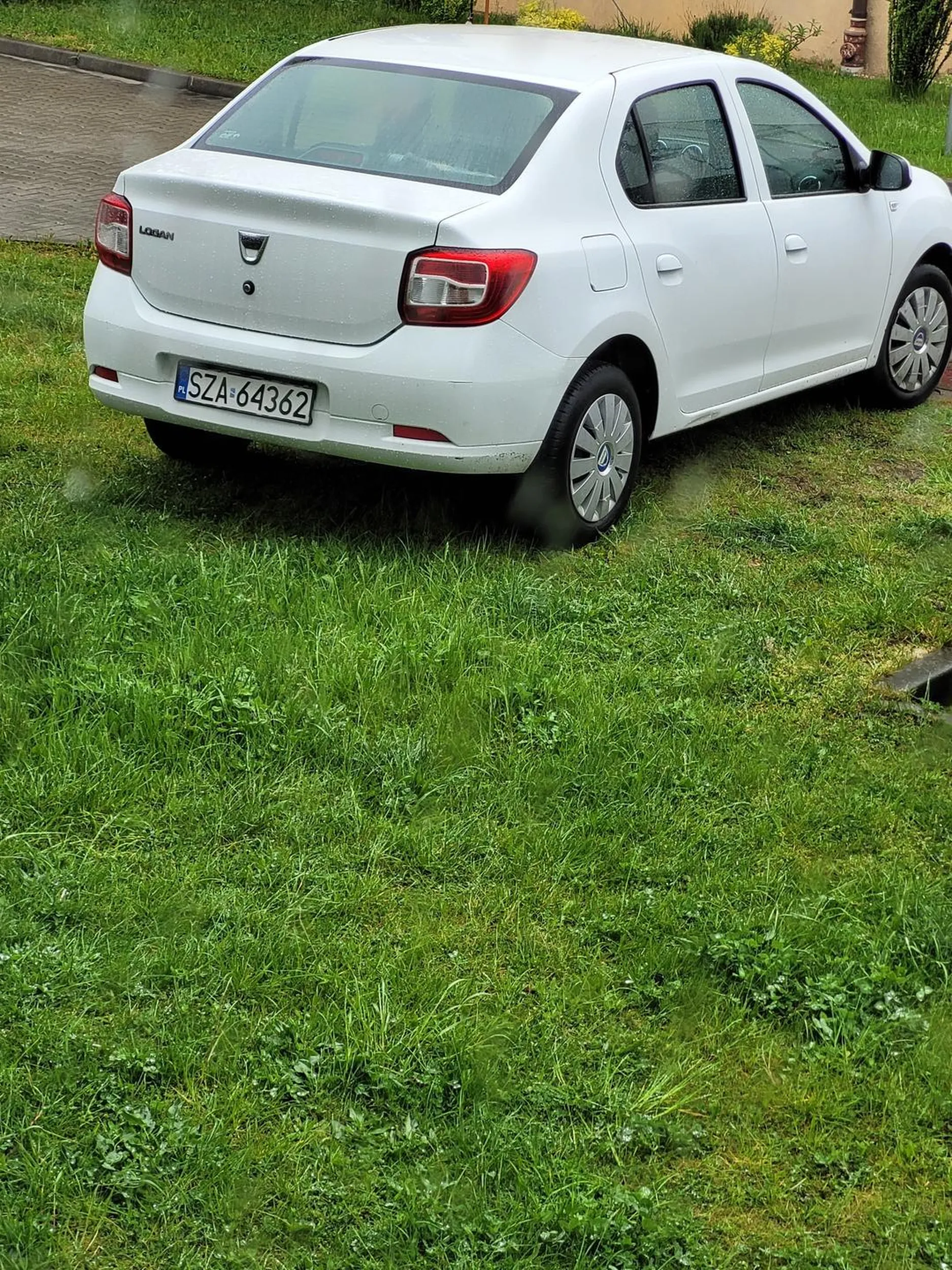 Ten Pan/Pani nie umie parkować. Jak można zostawić samochód na trawie. Zero gwiazdek