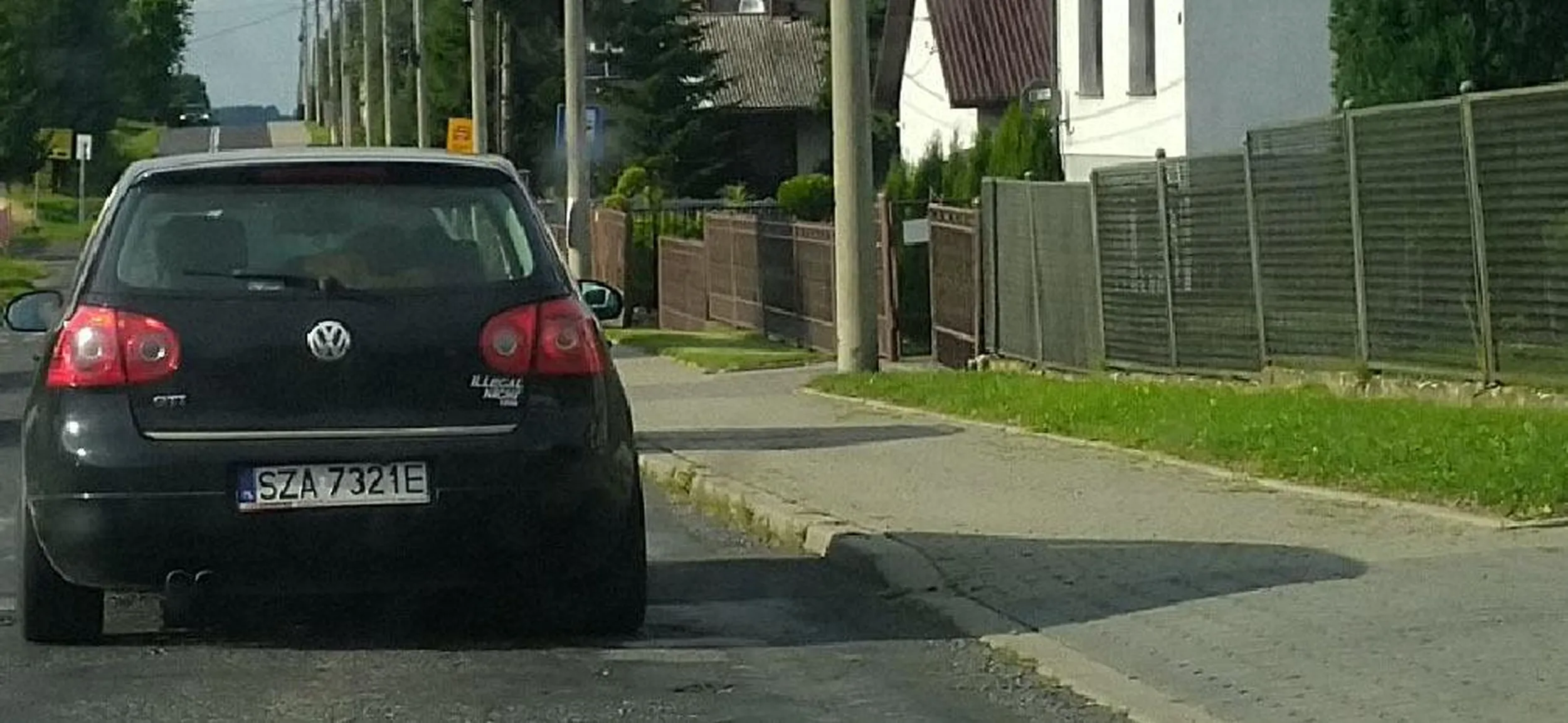 Kompletny brak wyobraźni kierowcy.. potrafił wyprzedzać na podwójnej ciągłej 3 samochody tuż przy zakręcie z całkowitym brakiem widoczności pasa z kierunku przeciwnego..