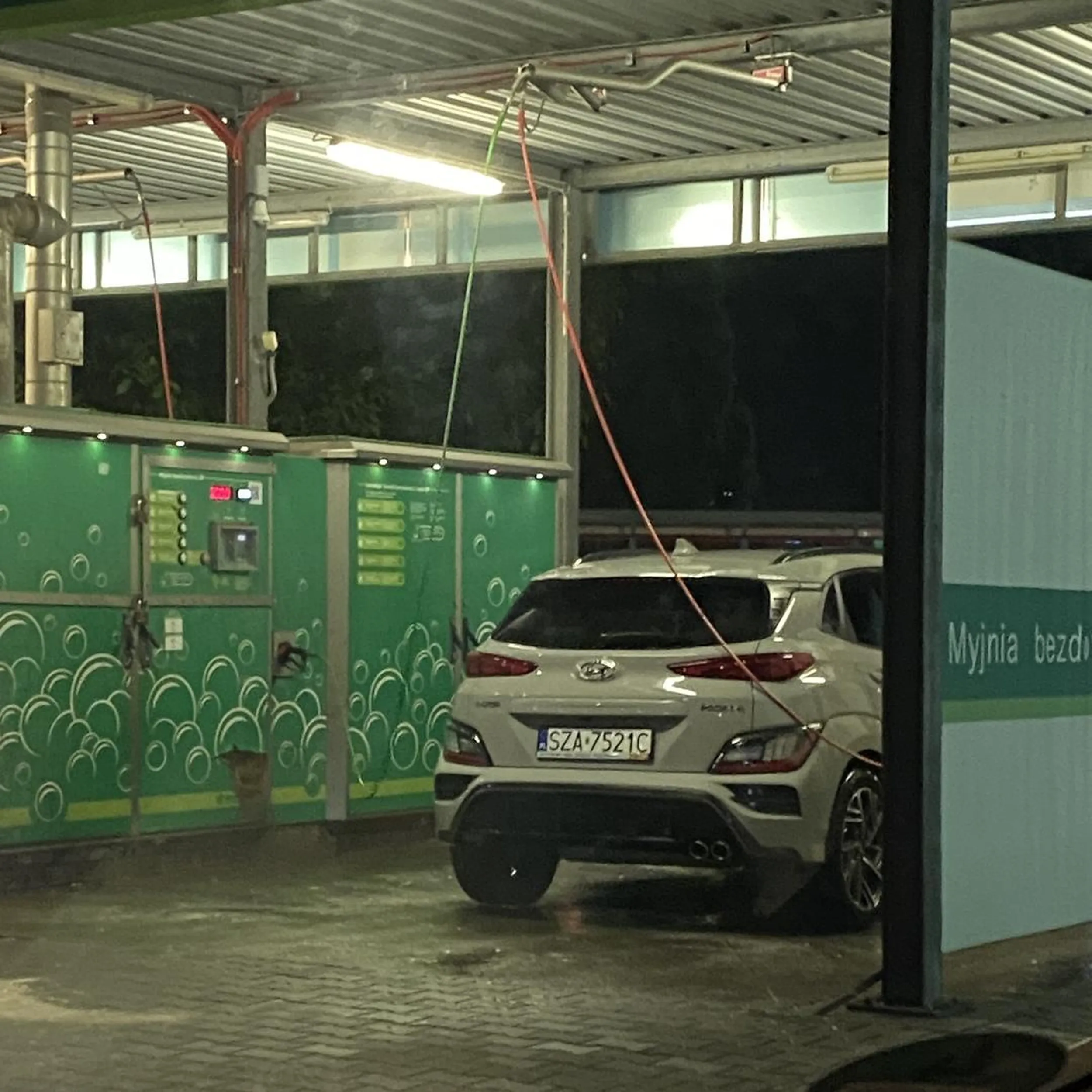 przyjechał osioł na myjnie i nie potrafi odłożyć poprawnie pistoletów. wracaj do siebie na wies bur4ku!!!