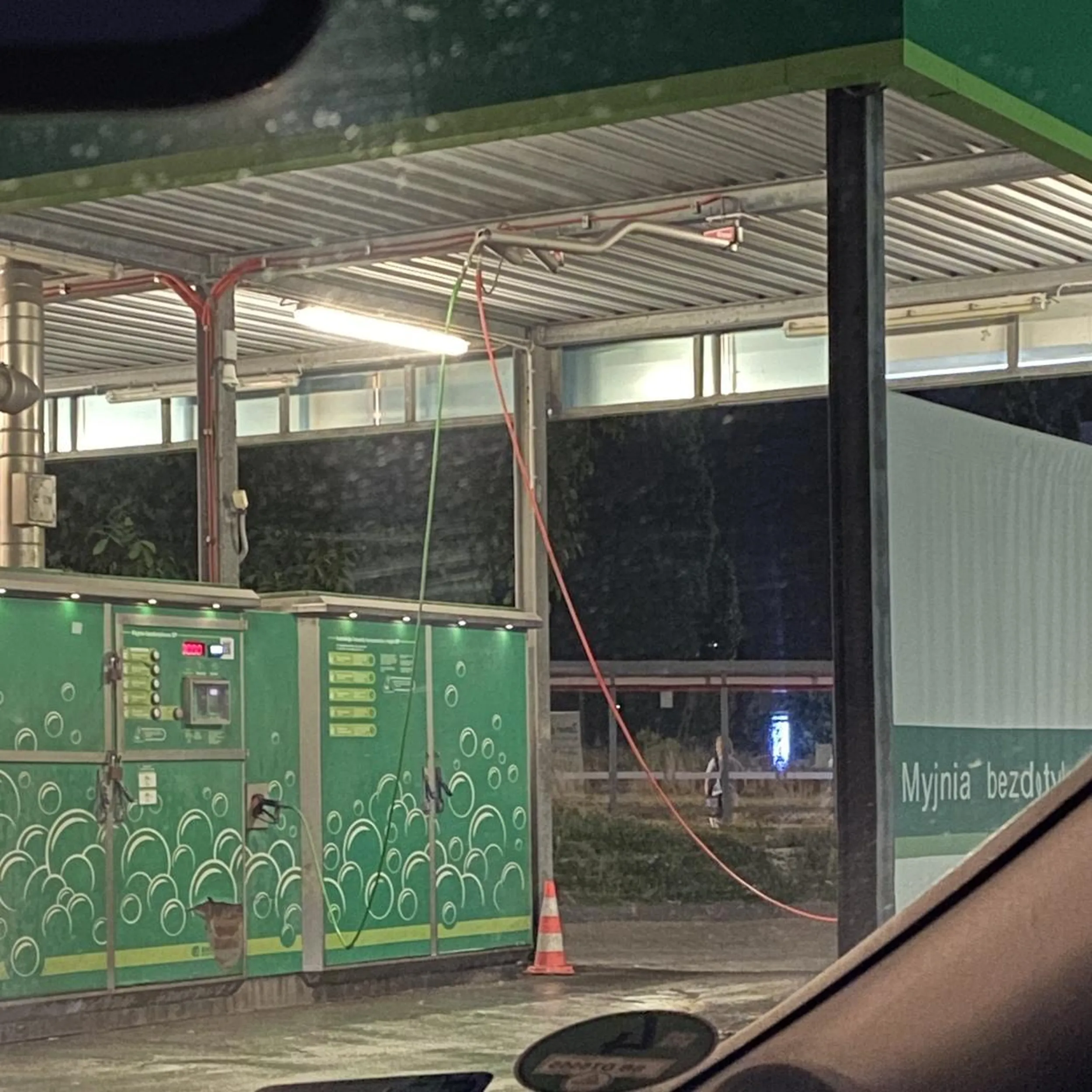 przyjechał osioł na myjnie i nie potrafi odłożyć poprawnie pistoletów. wracaj do siebie na wies bur4ku!!!