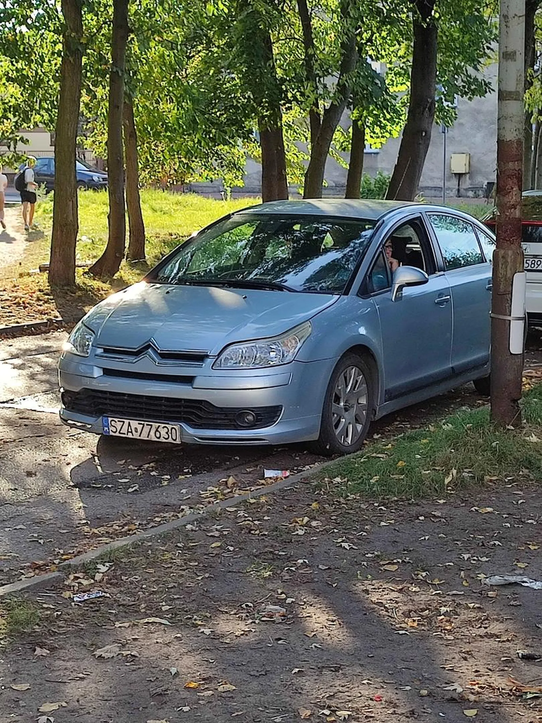Kierowca nieodpowiedzialnie parkuje w okolicy skrzyżowania zajmując cały pas ruchu przez co uniemożliwia dojazd do niego Nie pozdrawiam