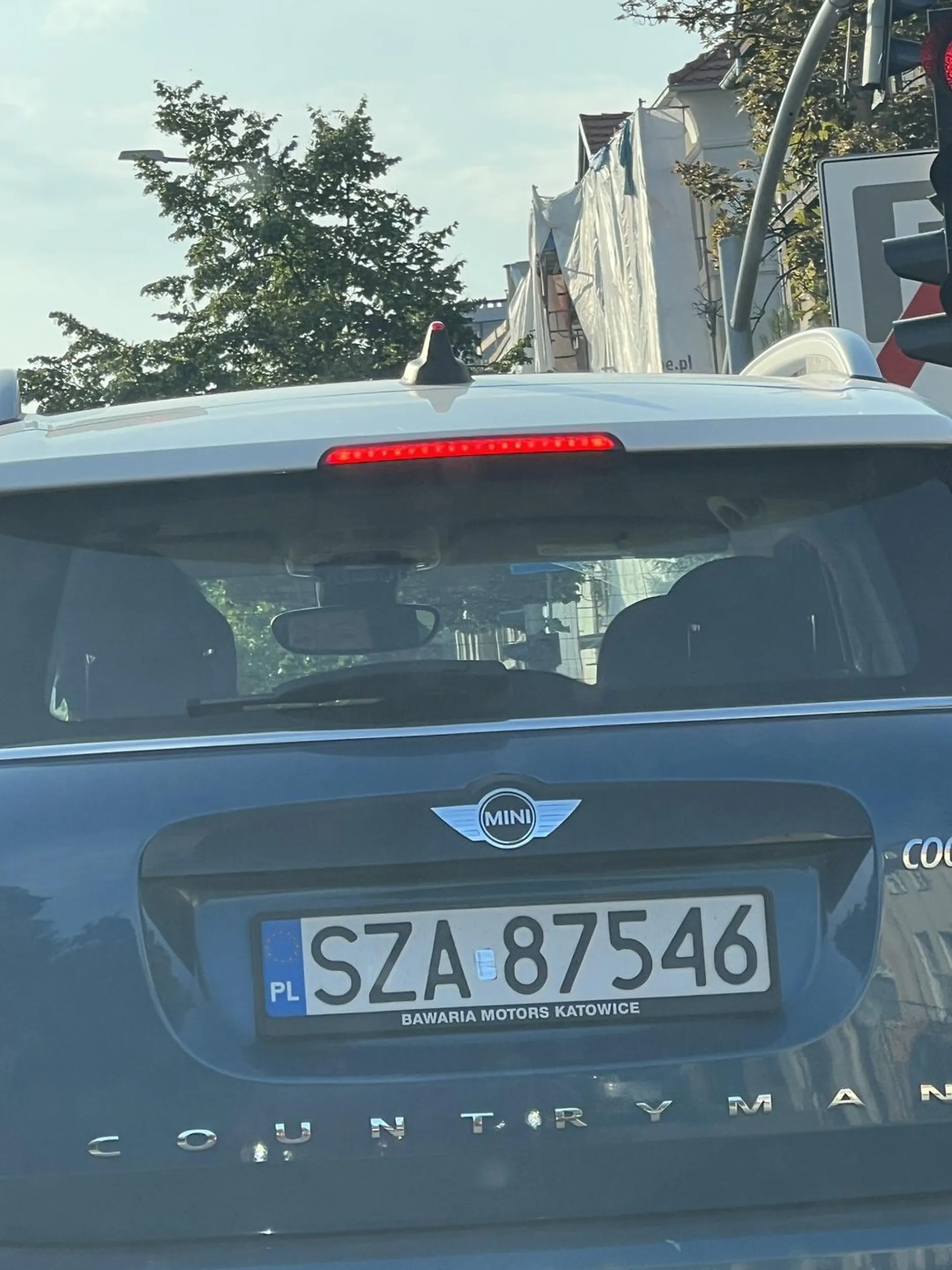 Pańcia z Zawiercia przyjeżdża do miasta i boi się jechać więcej niż 30 na 50tce… 10 sekund zajmuje jej zebranie się gdy włącza się zielone i nie rozumie czemu ktoś na nią trąbi, po czym skręca bez kierunkowskazu…. Porażka, wróć na kurs albo przerzuć się na autobus dziunia!!!