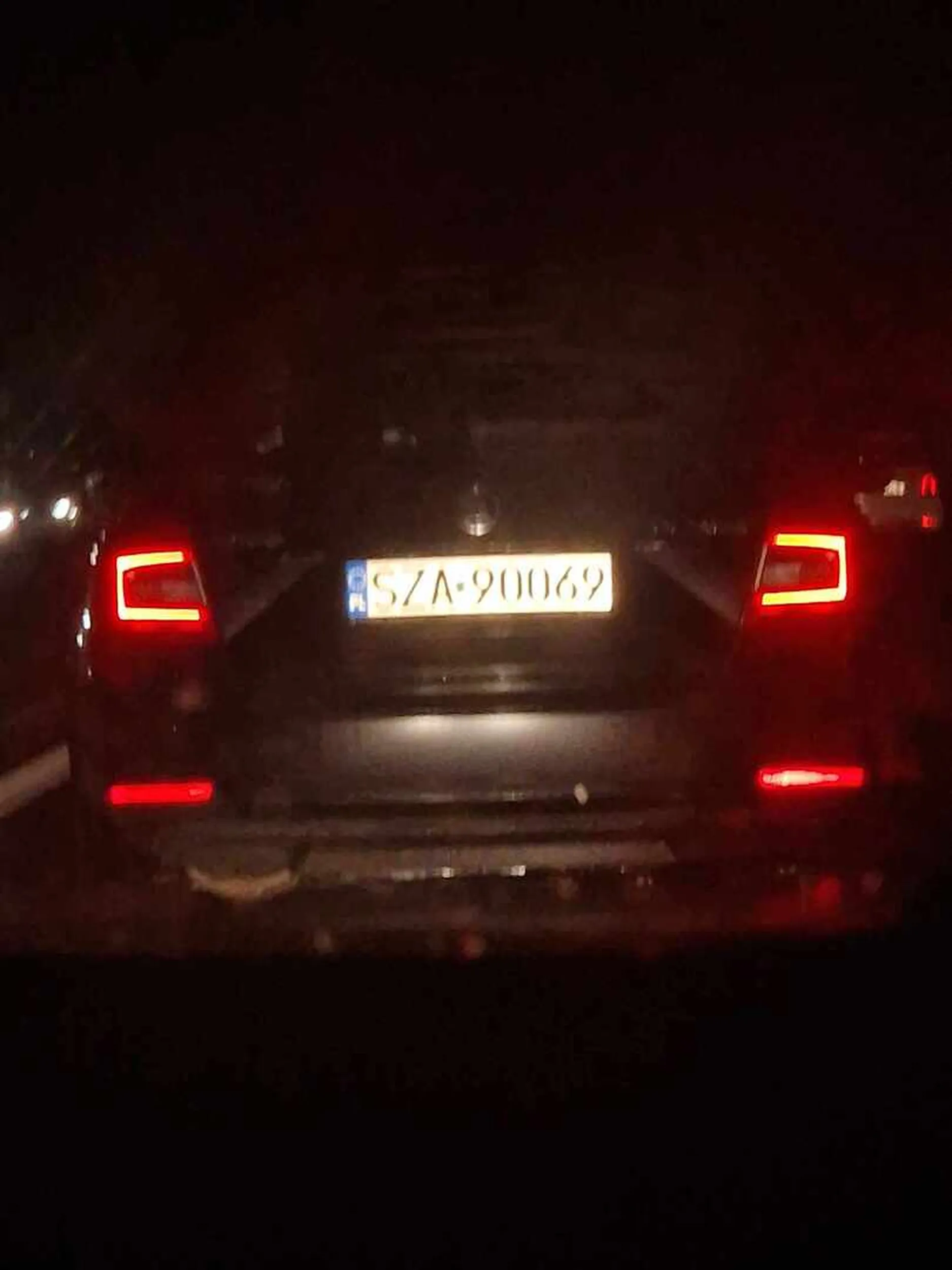 Przy prędkościach autostradowych zajeżdża ludziom drogę podczas wyprzedzania a nastwpnie wyhamowuje.
