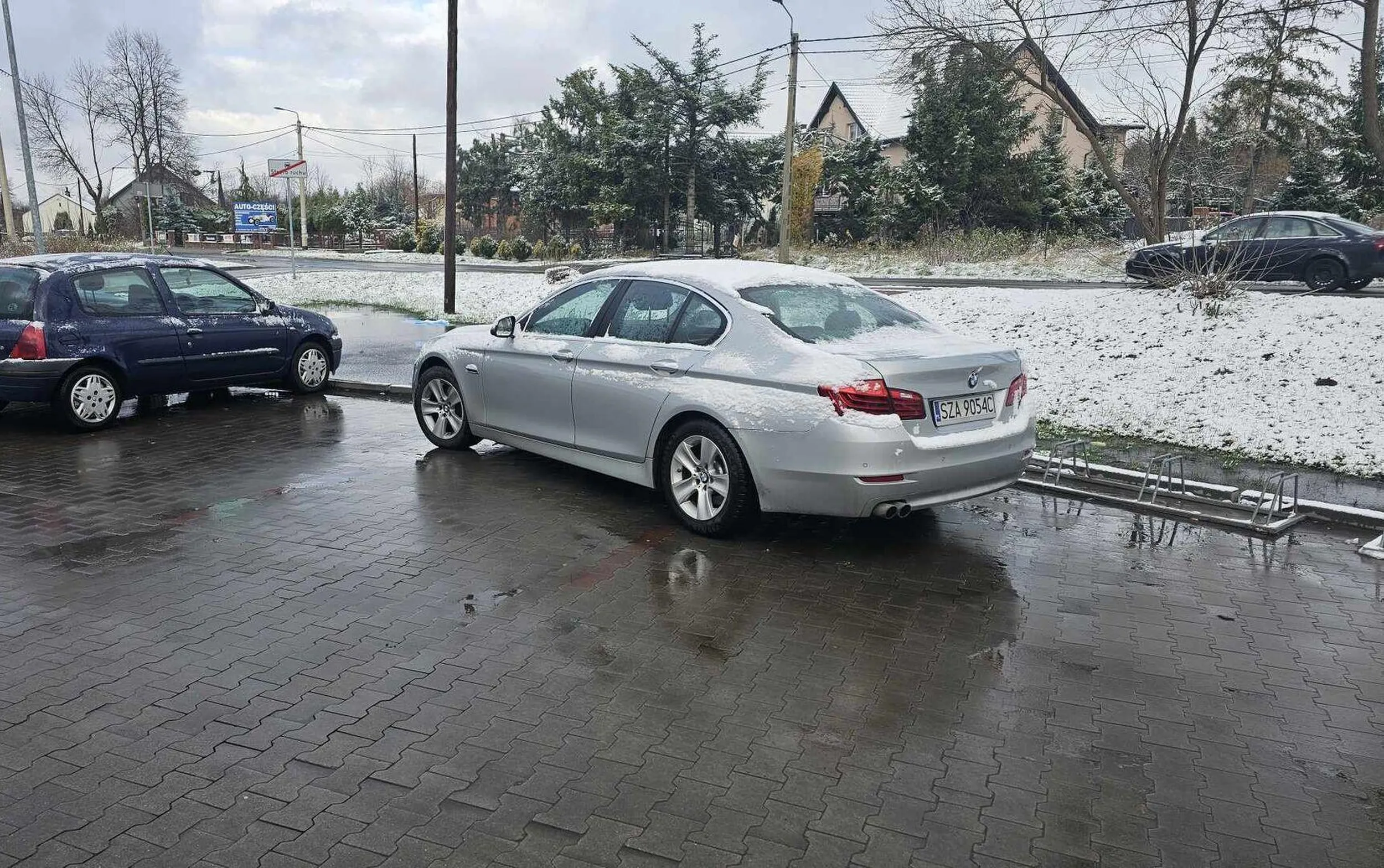 Nie wie ktoś może po co na kostce porobili te śmieszne czerwone paski? Przeszkadzają tylko w parkowaniu... :/