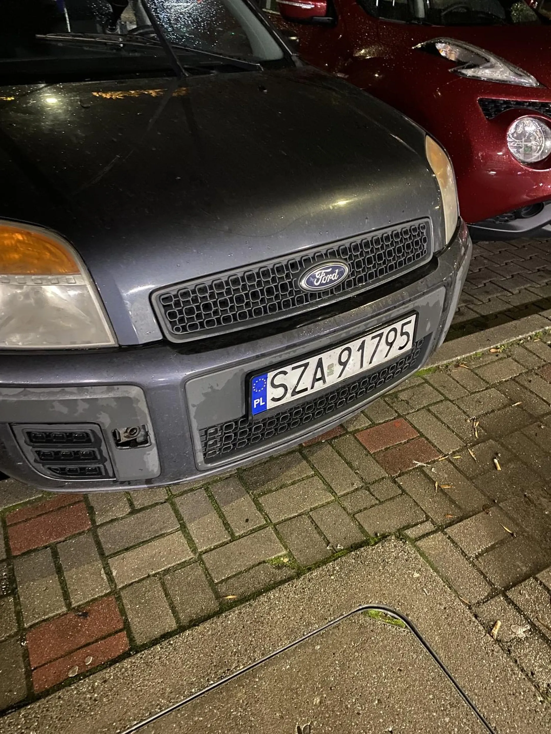 Bardzo proszę nauczyć się parkować dobrze, bo jak ja stanęłam (wczesniej) prosto, to bieda była wyjechać, albo otworzyć drzwi żeby w ogole wejść (: