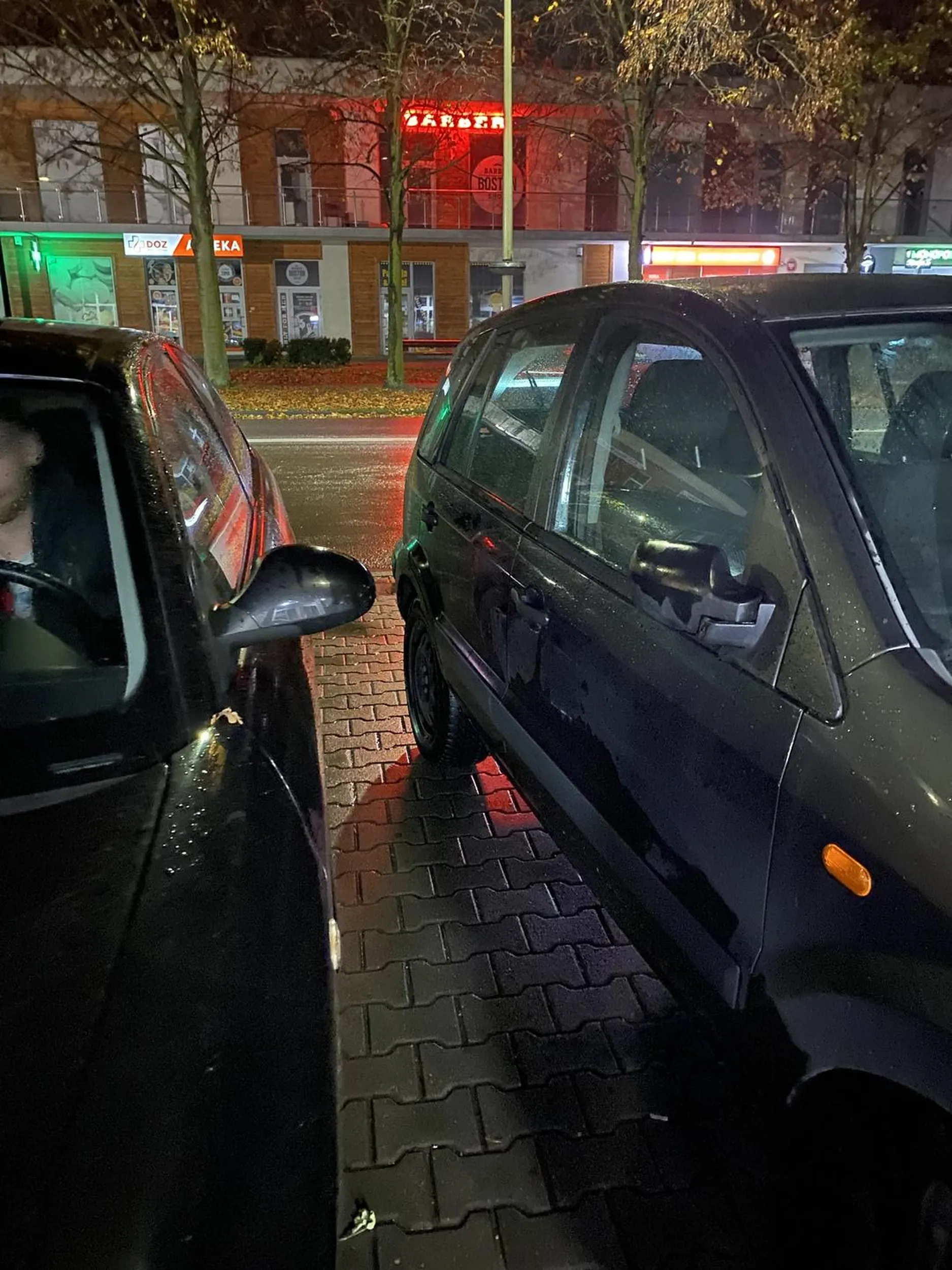 Bardzo proszę nauczyć się parkować dobrze, bo jak ja stanęłam (wczesniej) prosto, to bieda była wyjechać, albo otworzyć drzwi żeby w ogole wejść (: