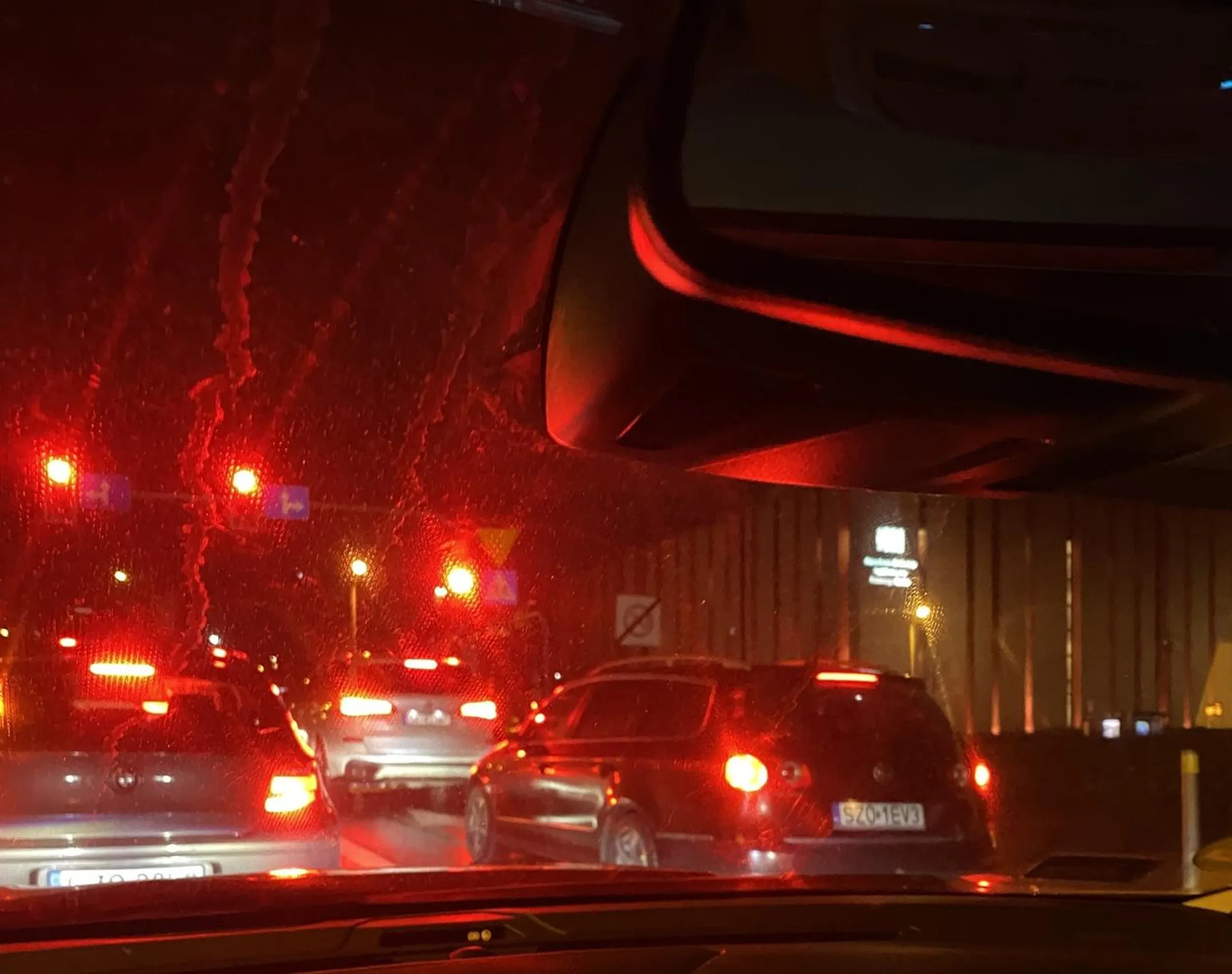 Uwaga! Jeździ po Katowicach i próbuje wymusić stłuczkę na rondzie.