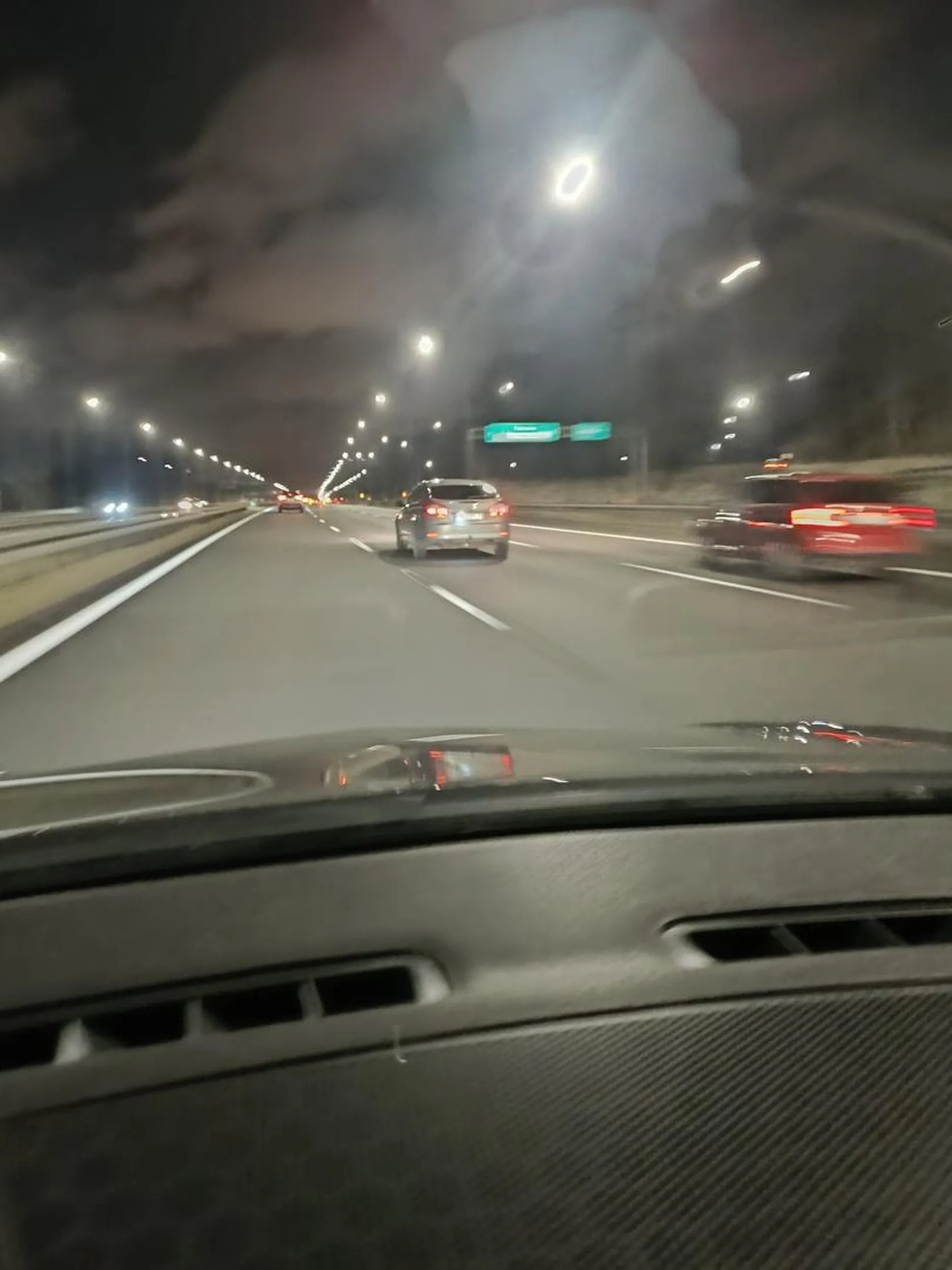 Zwykła miękka faja drogowa, niedogolony wymoczek w rozdupconym dymiącym jak parowóz fordzie. Jak chcesz wyjaśnić lamusa to ucieka