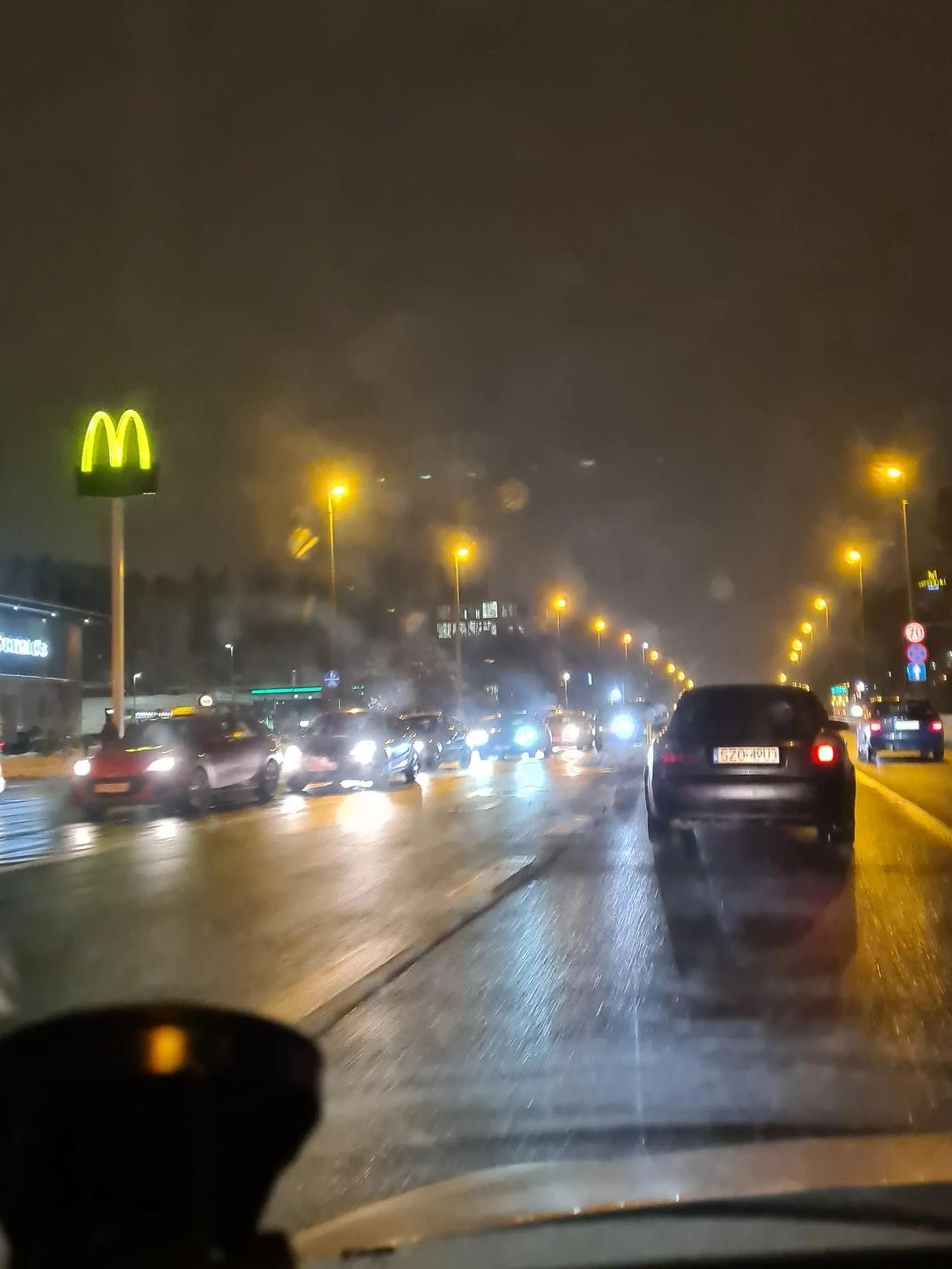 Kierowca jeździ na czerwonym świetle