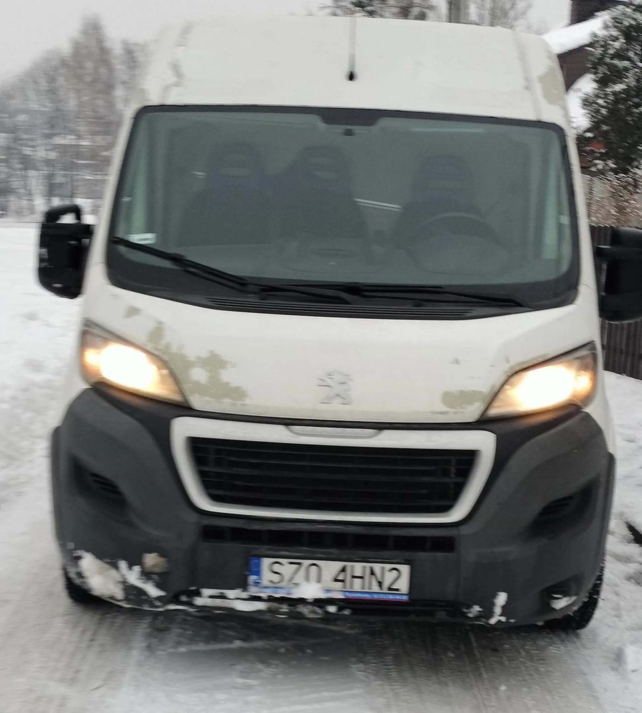 Uwaga. Kurier - zabójca drogowy. Miejcie się na baczności człowiek kompletnie nie panuje nad tym co robi na drodze.