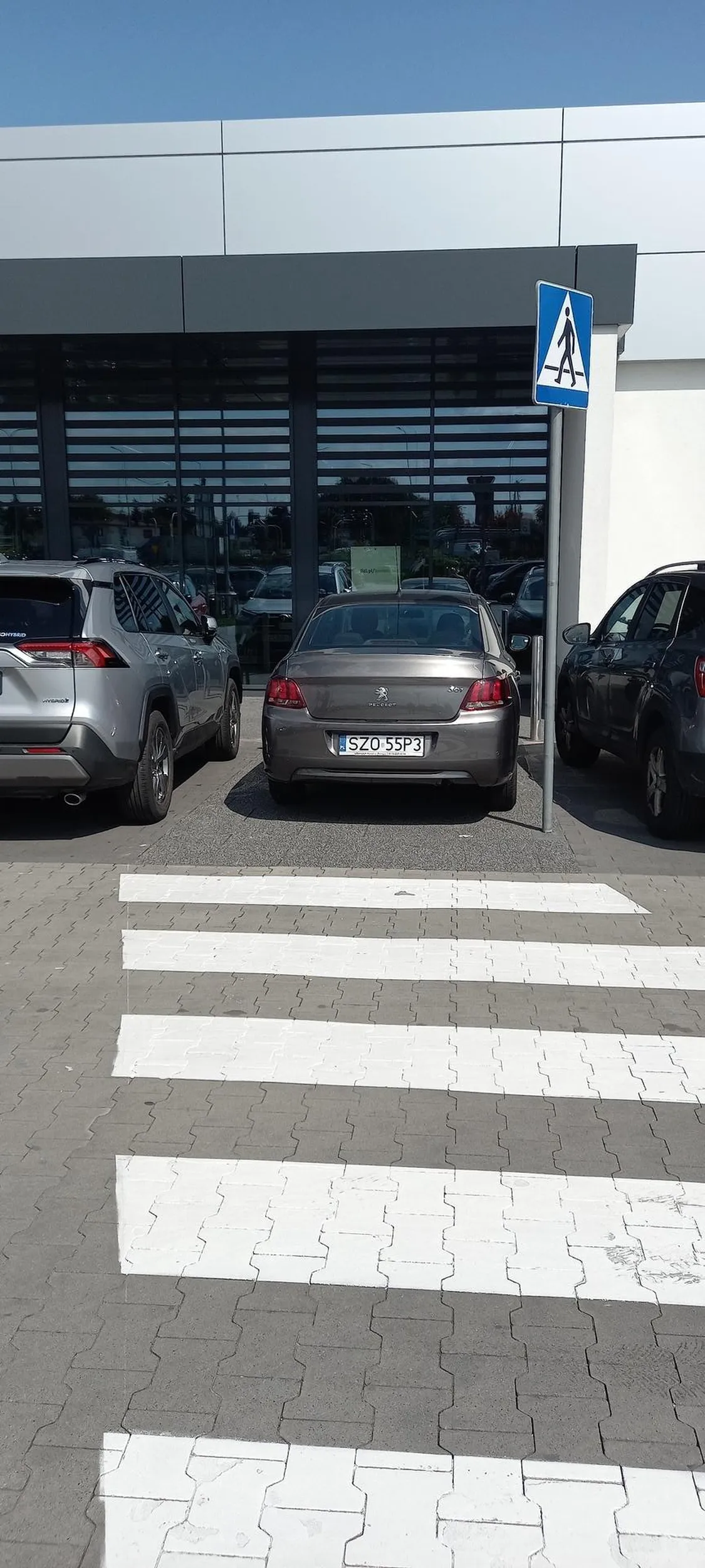 Gościu zaparkował na przejściu dla pieszych, choć połowa parkingu była pusta, ale zapewne ogromnym problemem było przejście 10 kroków więcej.
