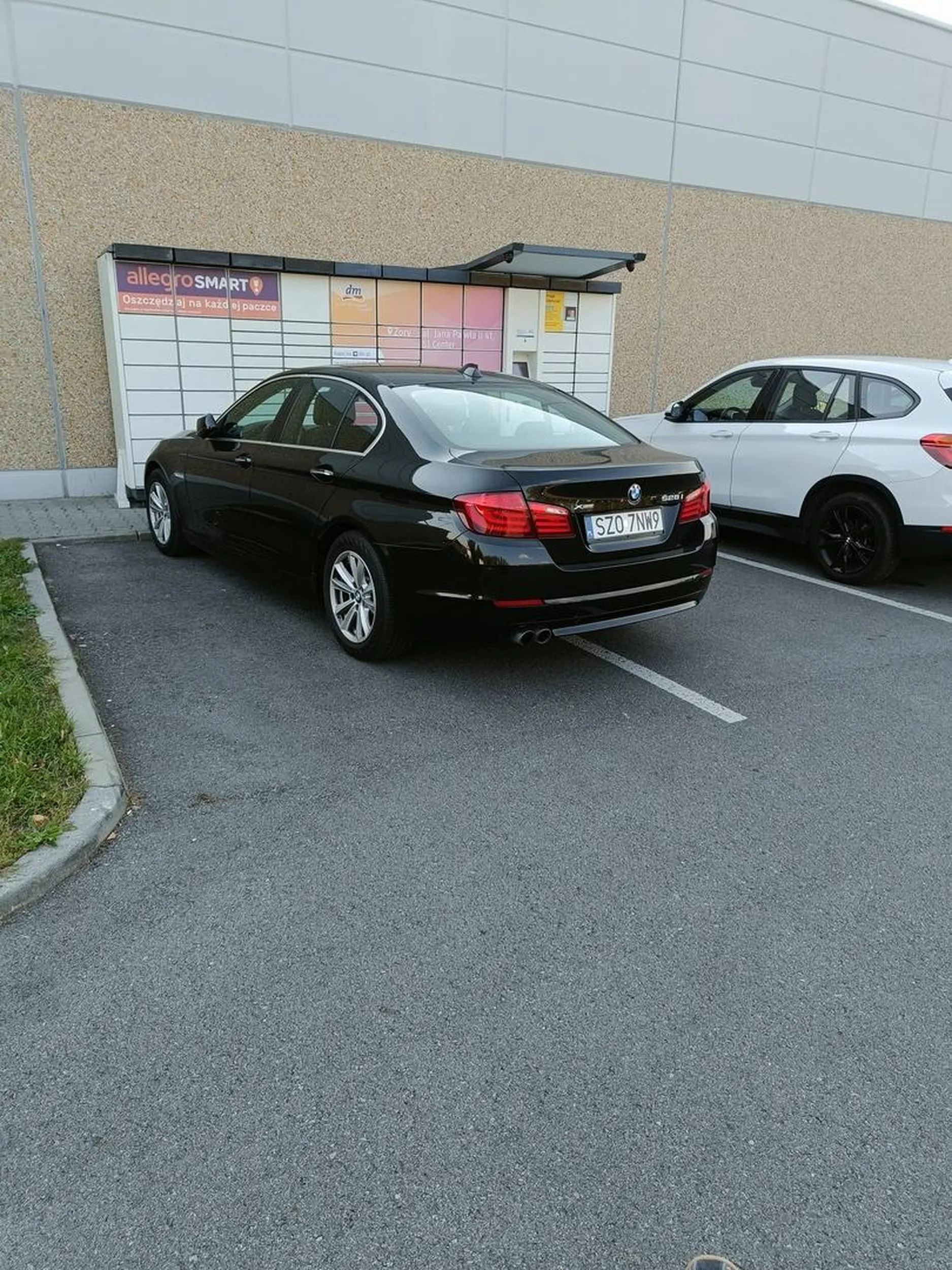 Czy zawsze musi być tak, że jak auto stoi źle zaparkowane to jest to BMW? Tutaj Pani nawet nie miała chęci poprawić samochodu mimo zwrócenia uwagi. Mogła chociaż nie stawać pod paczkomatem tylko obok, był cały parking pusty.
