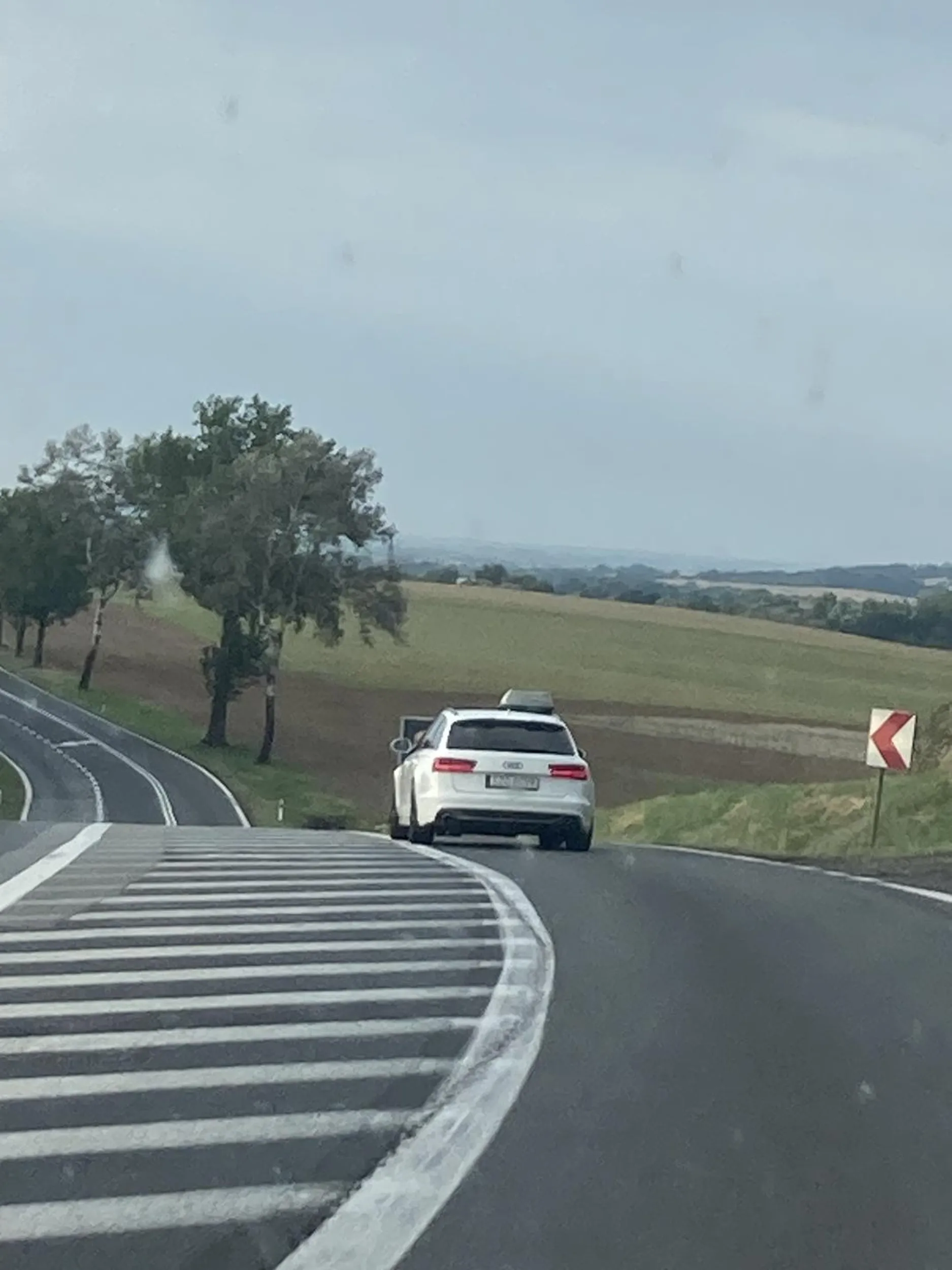 Stanowi zagrożenie dla wszystkich dookoła. Ciagle przekraczanie podwójnej ciągłej i jechanie po pasie wyłączonym z ruchu. Proszenie się o wypadek i wpadniecie do rowu