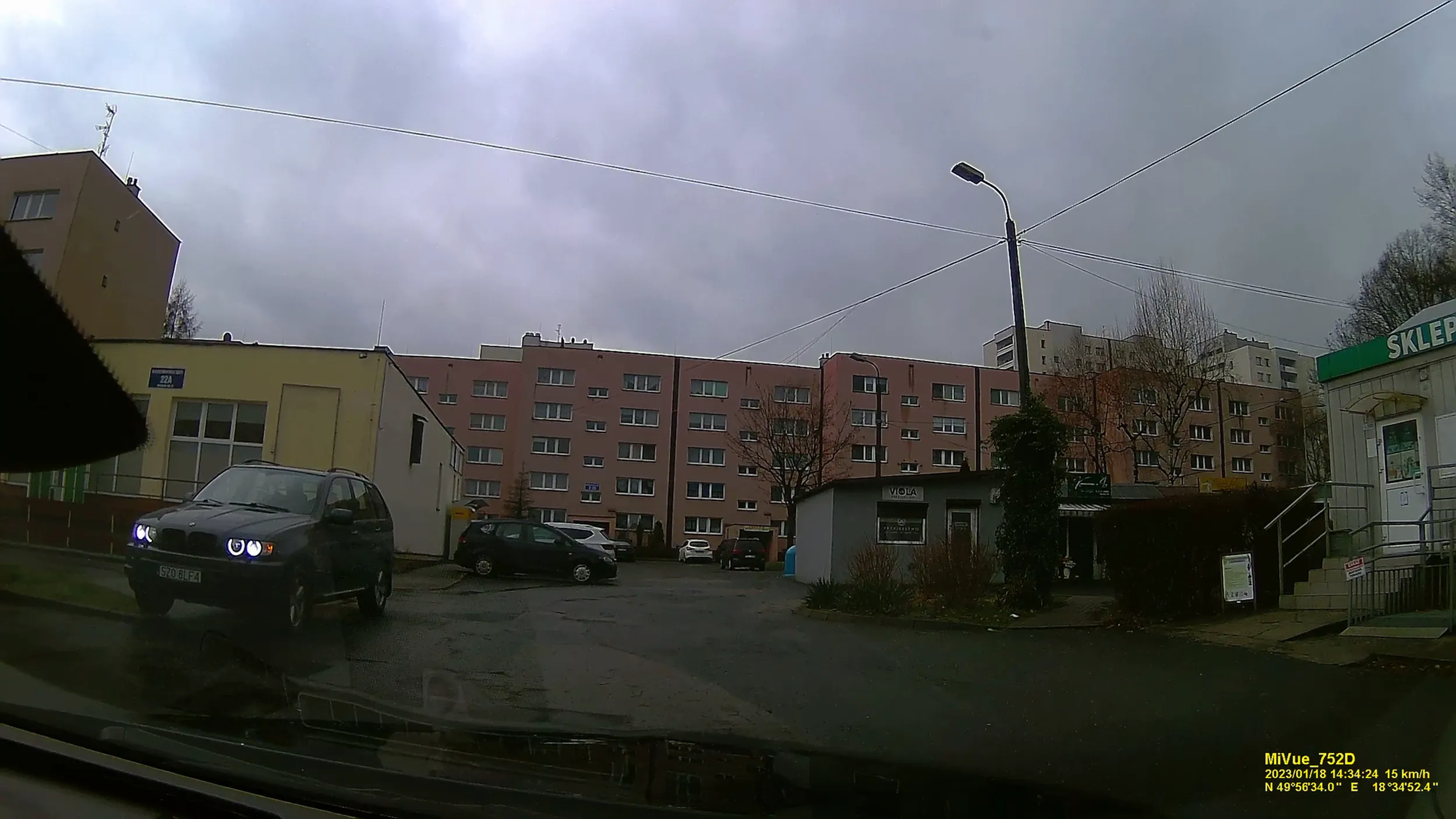 "Mam bmw (bardzo mały wacek) to mogę parkować gdzie chcę!" Chłopie serio przyjechałeś do innego miasta i zaparkowałeś na wyjeździe by porozmawiać przez telefon? Miejsc parkingowych pełno ale po co być kulturalnym lepiej innym utrudniać przejazd!