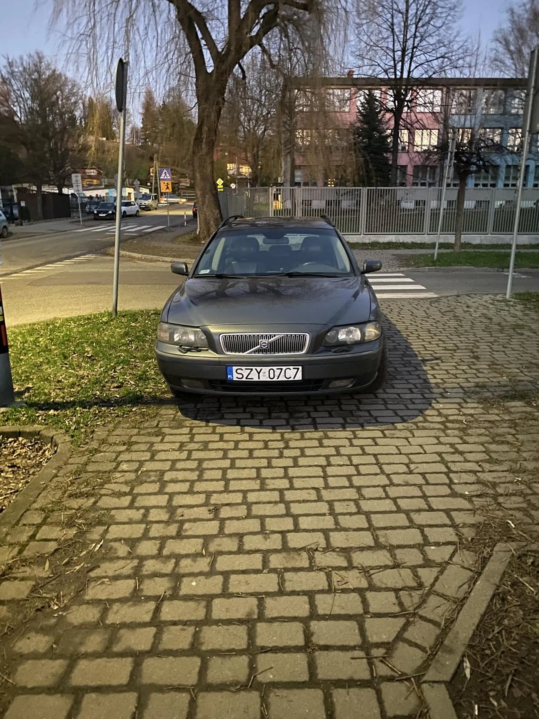 Nie pozdrawiam kierowcy, który sobie zaparkował na chodniku przed przejściem