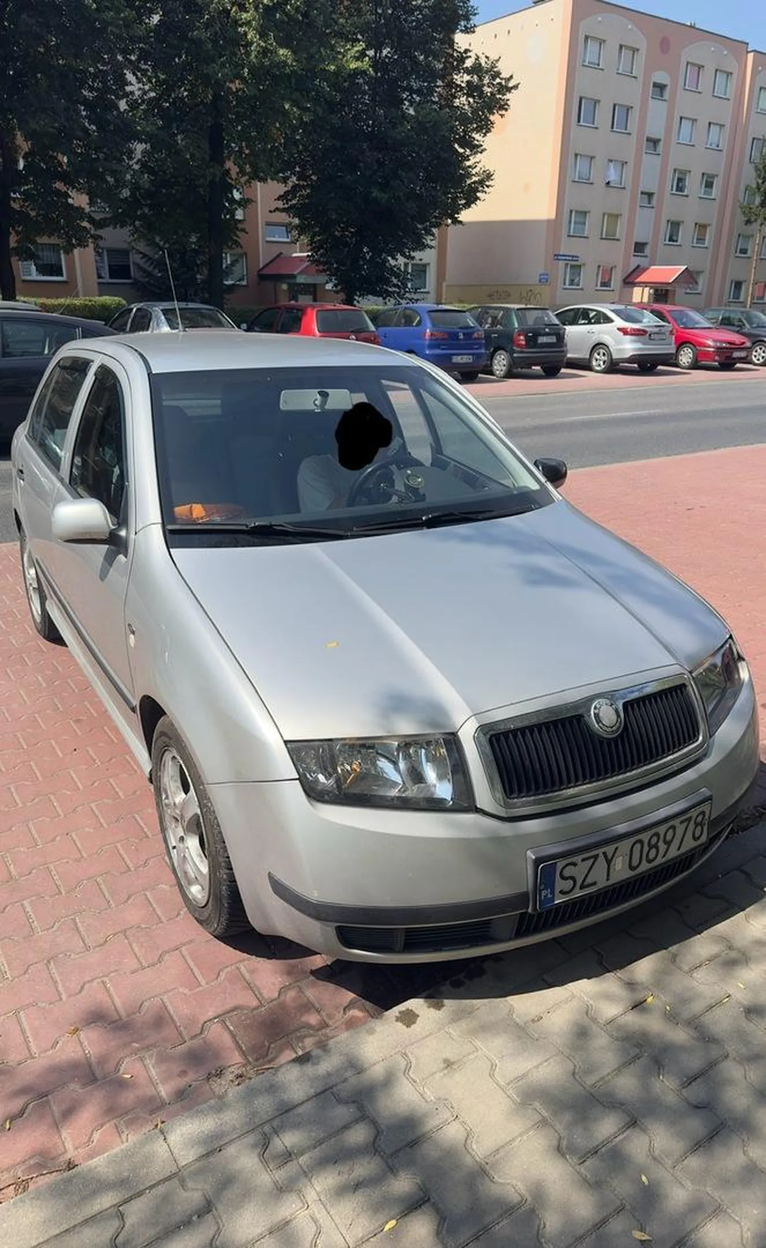 Gówniarz w Skodzie z Żywca jeździ po Gliwicach, nie potrafi ustąpić na przejściu mimo tego że z przeciwnej strony widać kierowcę który czeka na przejście pieszego. Przed tragedią uchronił tylko refleks. Po wyjściu z auta chwila kłótni i groźby karalne. Broni się tym że słońce go raziło. Jeżeli nie jesteś w stanie patrzyć na drogę to nie wyjeżdżasz, proste. Gość zgłoszony tam gdzie trzeba.