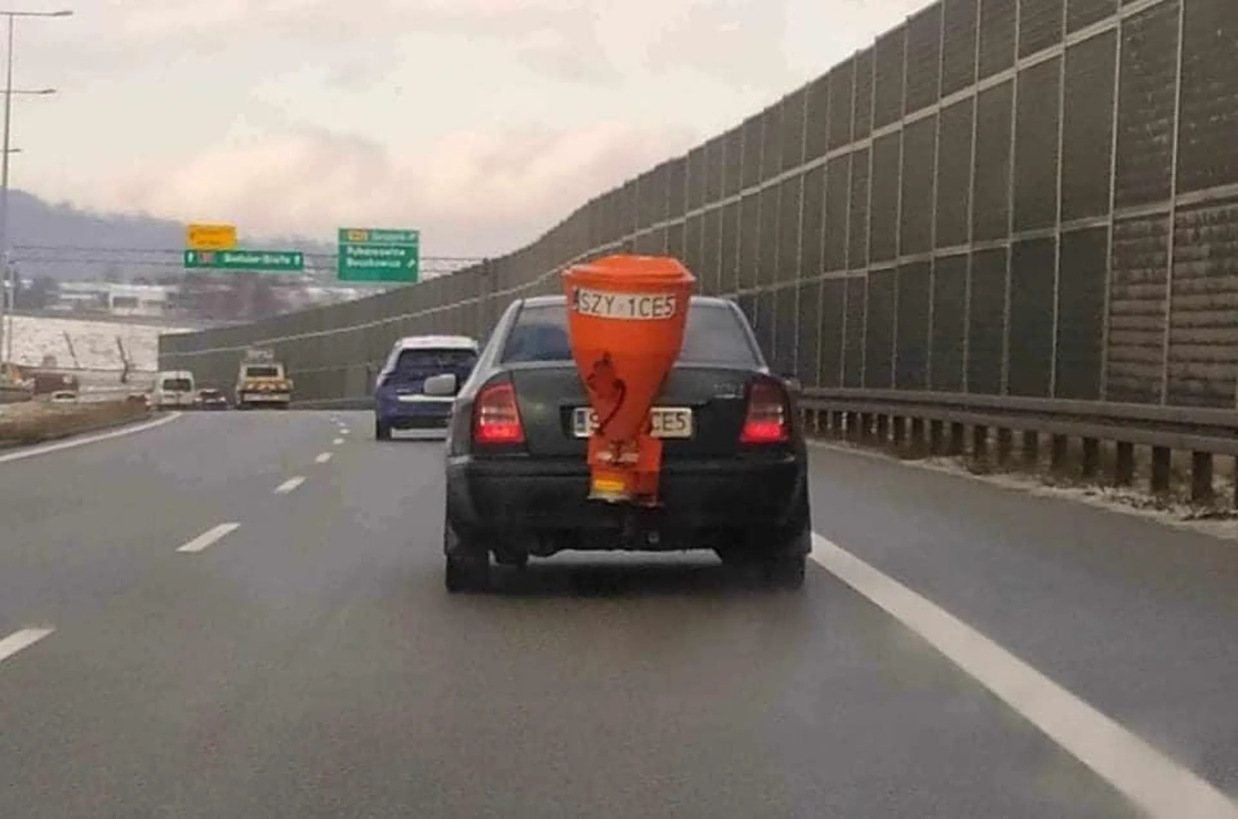 Przy większych opadach z przodu montowany jest frez do śniegu