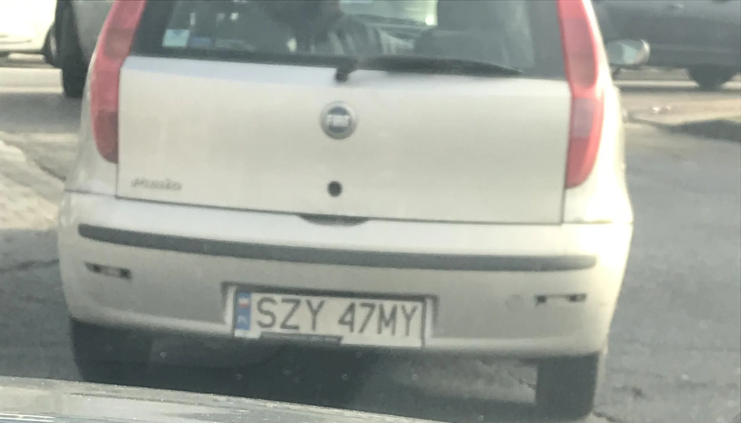 Kierowca kobieta - prostak i wuluwa… problem z włączeniem się do ruchu a kierowcy za sobą cały czas pokazywała Fuck off, ewidentny brak umiejętności… niech wróci na naukę jazdy!!!!